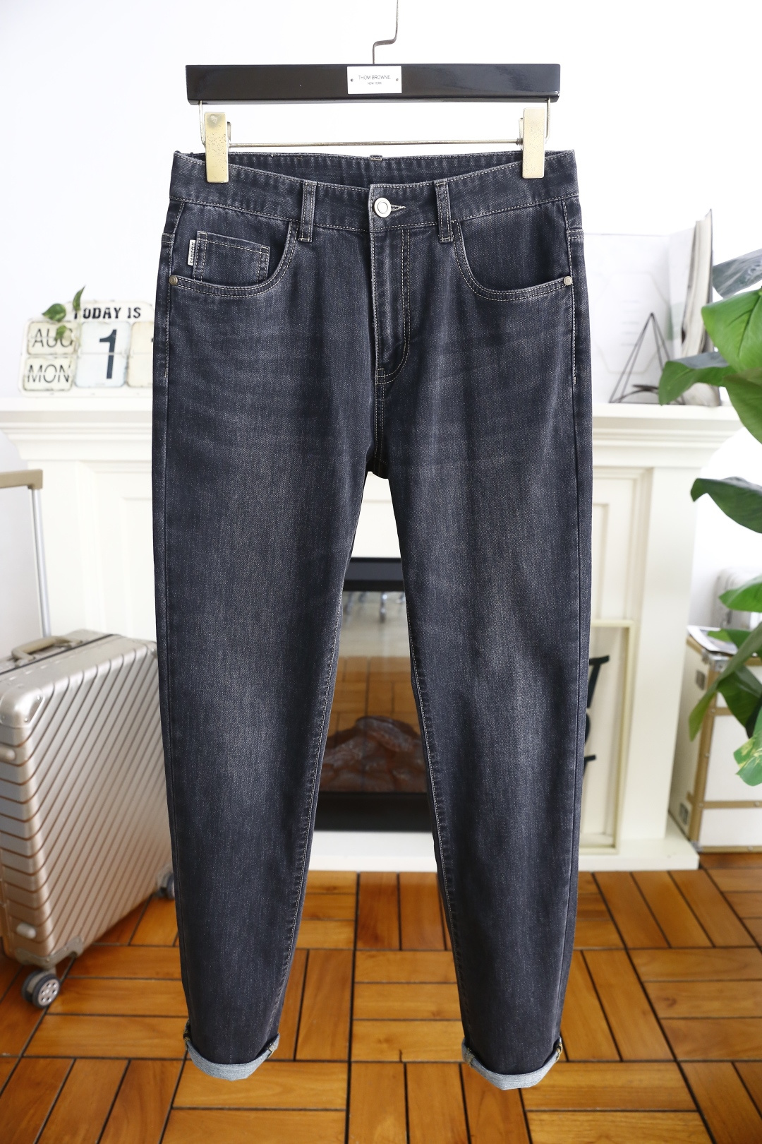 NO:503512,Balenciaga. 2026 autumn and winter new original single high-end men's jeans!  Luxury classic custom LOGO accessories. It is very comfortable to wear, low-key and luxurious. It is very classy when worn. There is no need to say much about the style and cutting of the pants. The upper body is exquisite and vivid, and the top quality is top-quality. The selection of truly palace-grade denim. High-end top-washed denim fabric is of excellent quality. It has made the pants very soft after heavy washing!  Not picky about people, the upper body is absolutely stylish and extremely luxurious. The counter size is 29-36, and there are 35!  Shipping the next day!  ,balenciaga,jeans,alexander wang19860909巴黎世家. 2026秋冬新品原单高端男士牛仔裤！奢华经典定制LOGO配饰 身穿着非常舒适 低调不失奢华 穿出去非常有档次 裤型款式和裁剪亦无需多言 上身精致跃然高档一等一顶级质料 真正殿堂级的牛仔布选用 高档顶级洗水牛仔面料,品质卓然,经过重水洗使得裤子很柔软！不挑人 上身绝对的有型 极度奢华. 专柜尺码29-36,有35！隔天出货！,,balenciaga,jeans,alexander wang,Men's clothing