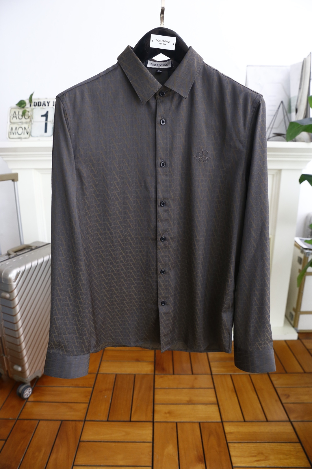 NO:503513,Valentino. 26 early autumn new fashion men's long-sleeved cardigan!  Classic versatile style!  The classic custom LOGO is paired with comfortable and warm fabric!  Excellent skin-friendly and exquisite craftsmanship, smooth lines, perfect match!  Easy to upgrade the sense of fashion, with high recognition, excellent upper body effect, extremely exquisite workmanship, neat and meticulous routes, and can be matched for business or daily leisure!  Counter size 48-54, shipped the next day!  , valentino,alexander wang19860909华伦天奴. 26早秋新品时尚男士长袖开衫！经典百搭款式！经典定制LOGO搭配采用舒适保暖面料！亲肤性极佳工艺精湛,线条流畅,完美搭配！轻松将时髦感进阶,有着高强辨识度,上身效果超赞,做工极为考究严谨,走线工整细致,商务抑或日常休闲均可搭配！专柜尺码 48-54,隔天出货！,,valentino,alexander wang,Men's clothing