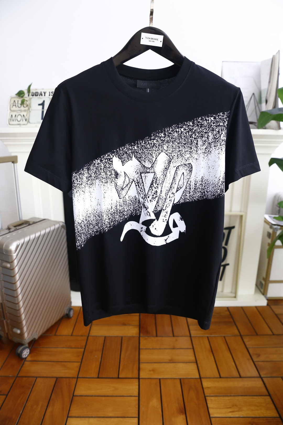 NO:503522,Louis Vuitt*n. 2025 summer new product for men's round neck short sleeves, luxury brand letters LOGO logo on the chest, you can appreciate the youthfulness and fashion sense brought by this design!  The overall style is fashionable and trendy, using comfortable and breathable cotton fabric, soft, skin-friendly and breathable, and has a very crisp and crisp drooping feeling. The upper body is fashionable and fashionable colors, a must-have item for trendy men!  Counter size 48-54, shipped the next day!  ,,louis vuitton,louis vuitton,T-shirt,alexander wang19860909路易威*/Louis Vuitt*n. 2025夏季新品男士圆领短袖胸前奢华品牌字母LOGO标识标注上身就能体会这款设计带来的年轻与时尚感！整体时尚而有潮流,采用舒适透气棉面料 柔软亲肤透气 ,又有很好的挺括 垂感 上身时尚潮流色系,潮男必备单品！专柜尺码48-54,隔天出货！,,louis vuitton,louis vuitton,T-shirt,alexander wang,Men's clothing