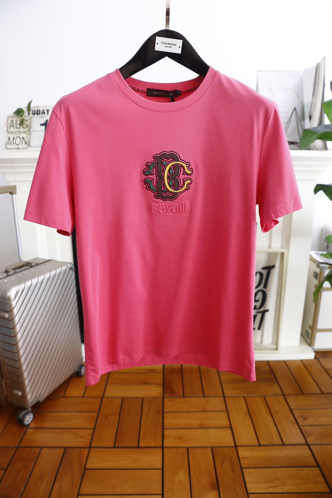 NO:503524,Kavali. 2025 summer new product for men's short-sleeved fashion classic round neck design!  Luxurious and classic elements LOGO matching!  High-end custom versatile styles that anyone can easily control. Use high-end top-grade cotton fabric!  It is very high-end and understandable. It must be purchased!  The style and tailoring are slim styles, which are very exquisite, showing aura and highlighting the exquisiteness of business men. This is the unique feature, the right slim fit, and the upper body effect is very good!  Counter size M-2XL, shipped the next day!  ,T-shirt,alexander wang19860909卡瓦丽. 2025夏季新品男士短袖时尚经典圆领设计！奢华经典元素LOGO搭配！高级定制百搭款式 任何人都可以轻松驾驭 采用高档顶级棉面料！非常显档次懂货的必须入！版型剪裁属于修身款 非常精致,显气场,又会凸显商务男士的精致,这就是独到之处,恰到好处的修身,上身效果非常赞！专柜尺码M-2XL,隔天出货！,,T-shirt,alexander wang,Men's clothing