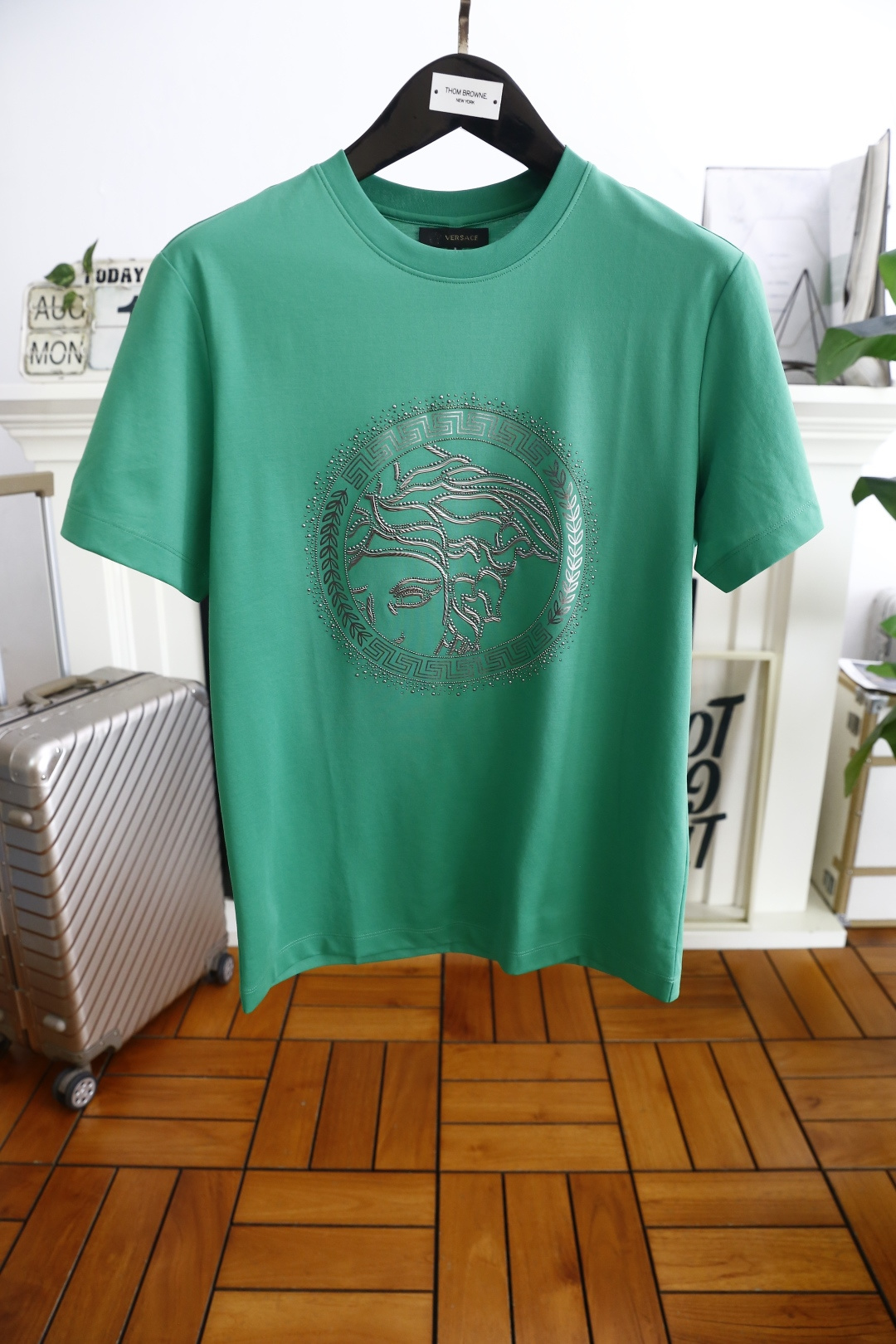 NO:503520,Van Size/Vers*ce. 2025 summer new product men's round neck short sleeves with luxurious Medusa LOGO logo on the chest and you can experience the youthfulness and fashion sense brought by this design!  The overall style is fashionable and trendy, using comfortable and breathable cotton fabric, soft, skin-friendly and breathable, and has a very crisp and crisp drooping feeling. The upper body is fashionable and fashionable colors, a must-have item for trendy men!  Counter size 48-54, shipped the next day!  , versace, versace, T-shirt, alexander wang19860909范思泽/Vers*ce. 2025夏季新品男士圆领短袖胸前奢华美杜莎LOGO标识标注上身就能体会这款设计带来的年轻与时尚感！整体时尚而有潮流,采用舒适透气棉面料 柔软亲肤透气 ,又有很好的挺括 垂感 上身时尚潮流色系,潮男必备单品！专柜尺码48-54,隔天出货！,,versace,versace,T-shirt,alexander wang,Men's clothing