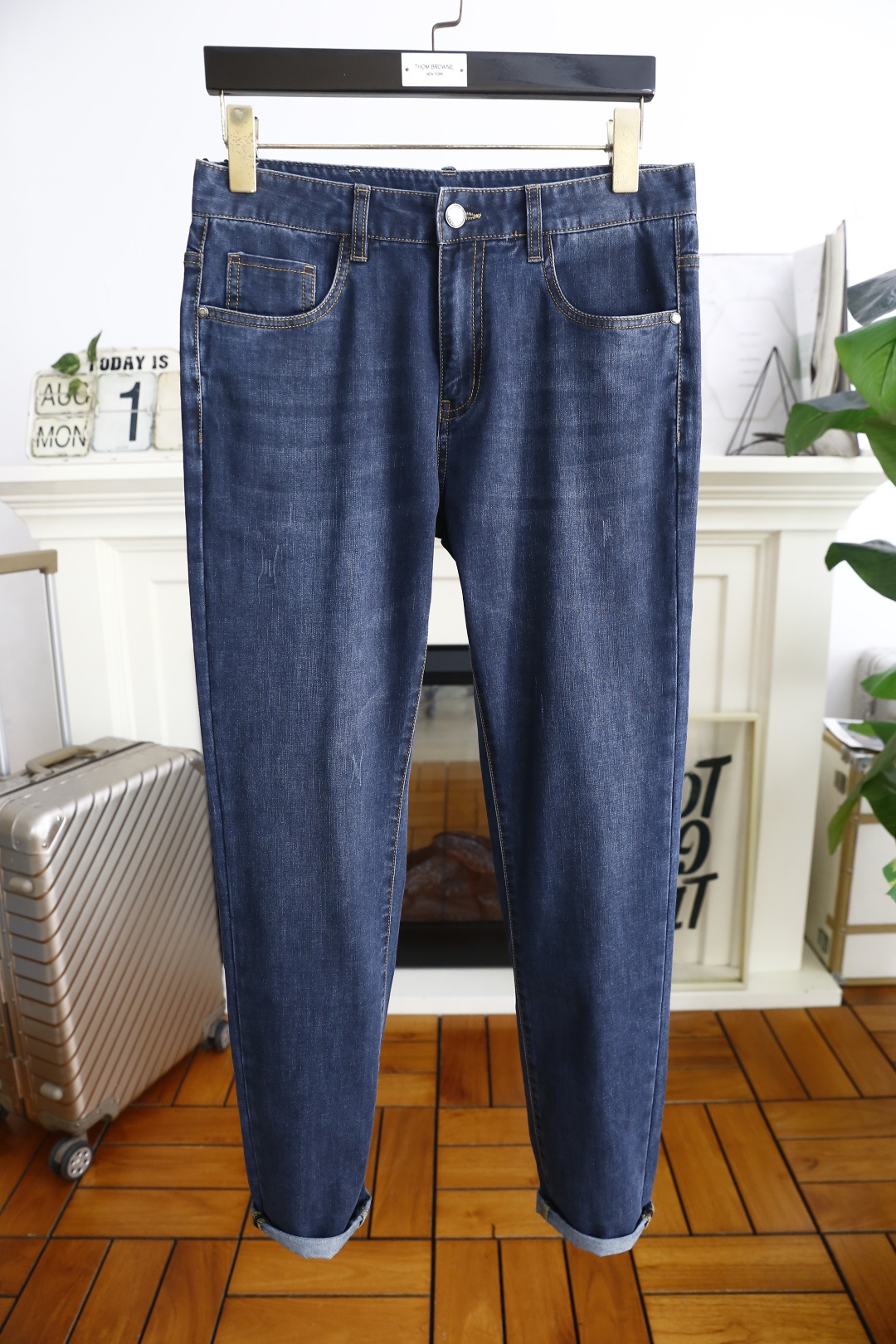 NO:503495,Valentino. 25 new fashion men's jeans are made of customer-supplied wash stretch jeans!  The luxury classic custom logo highlights the brand's characteristics, and fashion trends have therefore become one of the biggest selling points and are extremely cost-effective. There is no confusion or trouble of color conflict. Such a rich high-end jeans are absolutely fashionable, casual and versatile!  A must-have for trendy men!  Counter sizes 29-36, there are 35!  Shipping the next day!  , valentino jeans alexander wang19860909华伦天奴. 25新品时尚男士牛仔裤采用客供水洗弹力牛仔裤！奢华经典定制Logo标志彰显品牌特征,时尚潮流因此已成为最大卖点之一而性价比又极高,没有颜色冲突的困惑或困扰,这么一款丰富内练高端牛仔裤,绝对时尚休闲百搭款！潮男必备！专柜尺码29-36,有35！隔天出货！,,valentino,jeans,alexander wang,Men's clothing