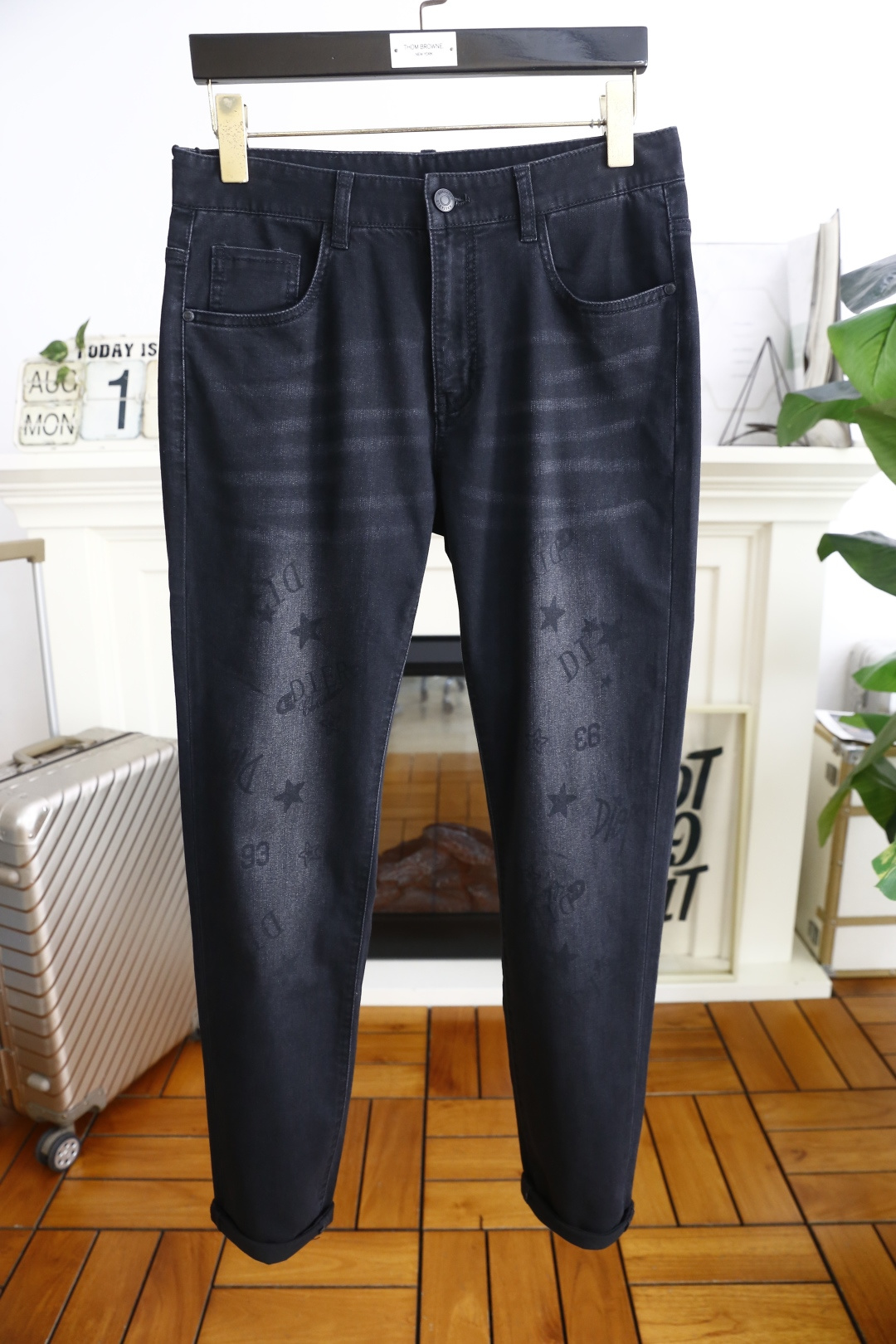 NO:503515,Dolce & Gabbana. 2026 autumn and winter new original single high-end men's jeans!  Luxury classic custom LOGO accessories. It is very comfortable to wear, low-key and luxurious. It is very classy when worn. There is no need to say much about the style and cutting of the pants. The upper body is exquisite and vivid, and the top quality is top-quality. The selection of truly palace-grade denim. High-end top-washed denim fabric is of excellent quality. It has made the pants very soft after heavy washing!  Not picky about people, the upper body is absolutely stylish and extremely luxurious. The counter size is 29-36, and there are 35!  Shipping the next day!  ,Dolce & Gabbana,jeans,alexander wang19860909杜嘉班纳. 2026秋冬新品原单高端男士牛仔裤！奢华经典定制LOGO配饰 身穿着非常舒适 低调不失奢华 穿出去非常有档次 裤型款式和裁剪亦无需多言 上身精致跃然高档一等一顶级质料 真正殿堂级的牛仔布选用 高档顶级洗水牛仔面料,品质卓然,经过重水洗使得裤子很柔软！不挑人 上身绝对的有型 极度奢华. 专柜尺码29-36,有35！隔天出货！,,Dolce&Gabbana,jeans,alexander wang,Men's clothing