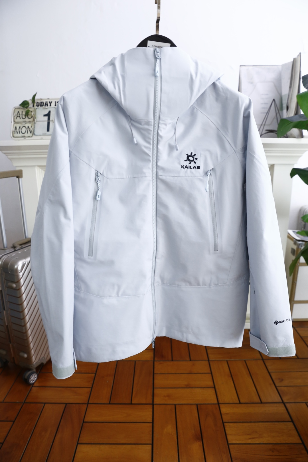 NO:503510,Kaileshi/KAILAS. The new style of fashionable men's hooded waterproof and windproof jackets in early autumn 2026 has been continuing. Trendy luxury items series. Imported top outdoor waterproof and windproof fabrics. The classic letters of luxury brands are designed with basic colors. The classic style of European brands is perfectly displayed. The fashion style of European brands is adhered to quality!  Pay attention to every detail and be taller!  Quality goods, recommended to buy!  Complete three standards!  Counter code S-2XL, shipped the next day!  ,,jackets & coats,hats,alexander wang19860909凯乐石/KAILAS. 2026早秋新款时尚男士连帽防水防风冲锋衣外套一直在延续的款式 潮流奢华单品系列 进口顶级户外防水防风面料 奢华品牌经典字母LOGO设计颜色够基础 搭经够经典 完美展现欧洲大牌时尚风 坚持品质！注意每个细节,上身高大上！ 品质货,推荐购入！三标齐全！专柜码数S-2XL,隔天出货！,,jackets & coats,hats,alexander wang,Men's clothing