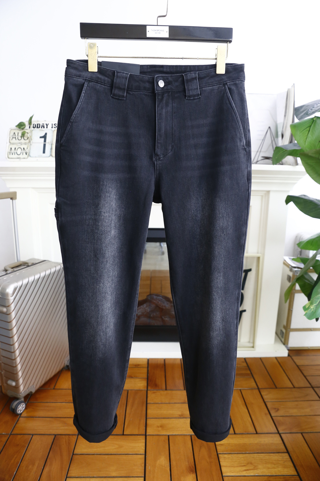 NO:503518,Pula*/Pr*da. 2026 autumn and winter new original single high-end men's jeans!  Luxury classic brand triangle logo accessories, hot-selling models for counters, very comfortable to wear, low-key and luxurious, very classy when worn, no need to say much about the trouser style and cutting. The upper body is exquisite and vivid, high-end and top-grade material. The selection of real palace-grade denim. High-end top-washed denim fabric, excellent quality, and heavy washing makes the pants very soft!  Not picky about people, the upper body is absolutely stylish and extremely luxurious. Counter size 30-38, 35!  Shipping the next day!  ,prada,jeans,alexander wang19860909普拉*/Pr*da. 2026秋冬新品原单高端男士牛仔裤！奢华经典品牌三角标LOGO配饰 专柜热销款 身穿着非常舒适 低调不失奢华 穿出去非常有档次 裤型款式和裁剪亦无需多言 上身精致跃然高档一等一顶级质料 真正殿堂级的牛仔布选用 高档顶级洗水牛仔面料,品质卓然,经过重水洗使得裤子很柔软！不挑人 上身绝对的有型 极度奢华. 专柜尺码 30-38,有35！隔天出货！,,prada,jeans,alexander wang,Men's clothing