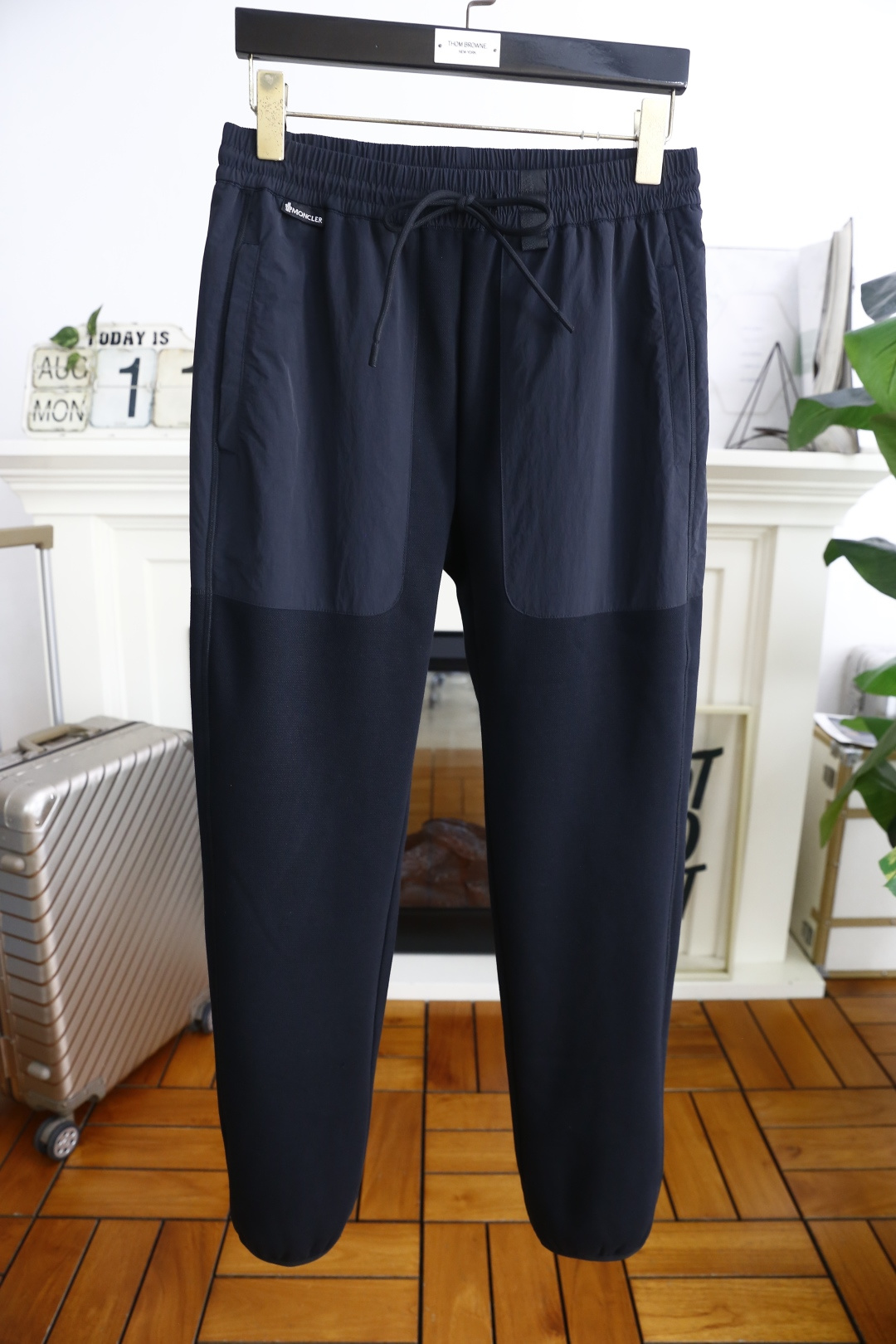 NO:503498,Mon*ler. 2026 autumn and winter new fashion men's plush casual pants!  Classic two-side pocket design!  It uses imported comfortable and warm velvet inner material, luxurious classic original letter LOGO design, casual and comfortable on the upper body!  Elastic waist and small feet with no restraint!  The same product for overseas European counters, the upper body is fashionable and sporty, very low-key and luxurious!  The stitching of the turner is delicate and strong!  Perfect three-dimensional tailoring, highly recommend buying the product!  Counter size M-3XL, shipped the next day!  ,Moncler,alexander wang19860909蒙口/Mon*ler. 2026秋冬新品时尚男士加绒休闲裤！经典两侧插袋设计！采用进口舒适保暖绒里面料,奢华经典原版字母LOGO设计 上身随意舒服！松紧腰小脚搭配无束缚感！海外欧洲专柜同品,上身时尚运动显时尚,很低调且不失奢华品味！车工缝线细致而强悍！完美立体剪裁,强烈推荐购入货色！专柜尺码M-3XL,隔天出货！,,Moncler,alexander wang,Men's clothing