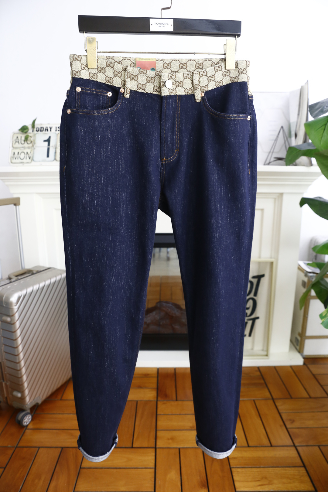 NO:503490,Gucci/Gu*ci. 26 early autumn new original single high-end men's jeans luxury classic brand original LOGO accessories. Hot-selling models for overseas counters. They are very comfortable to wear, low-key and luxurious. They are very classy when worn. There is no need to say much about the trouser style and cutting. The upper body is exquisite and vivid, and the top quality is top quality. The selection of real palace-grade denim. High-end top washing denim fabric, excellent quality, and heavy washing makes the pants very soft!  Not picky about people, the upper body is absolutely stylish and extremely luxurious. Counter size 30-38, 35!  Shipping the next day!  ,gucci,jeans,alexander wang19860909古驰/Gu*ci. 26早秋新品原单高端男士牛仔裤奢华经典品牌原版LOGO配饰 海外专柜热销款 身穿着非常舒适 低调不失奢华 穿出去非常有档次 裤型款式和裁剪亦无需多言 上身精致跃然高档一等一顶级质料 真正殿堂级的牛仔布选用 高档顶级洗水牛仔面料,品质卓然,经过重水洗使得裤子很柔软！不挑人 上身绝对的有型 极度奢华. 专柜尺码 30-38,有35！隔天出货！,,gucci,jeans,alexander wang,Men's clothing