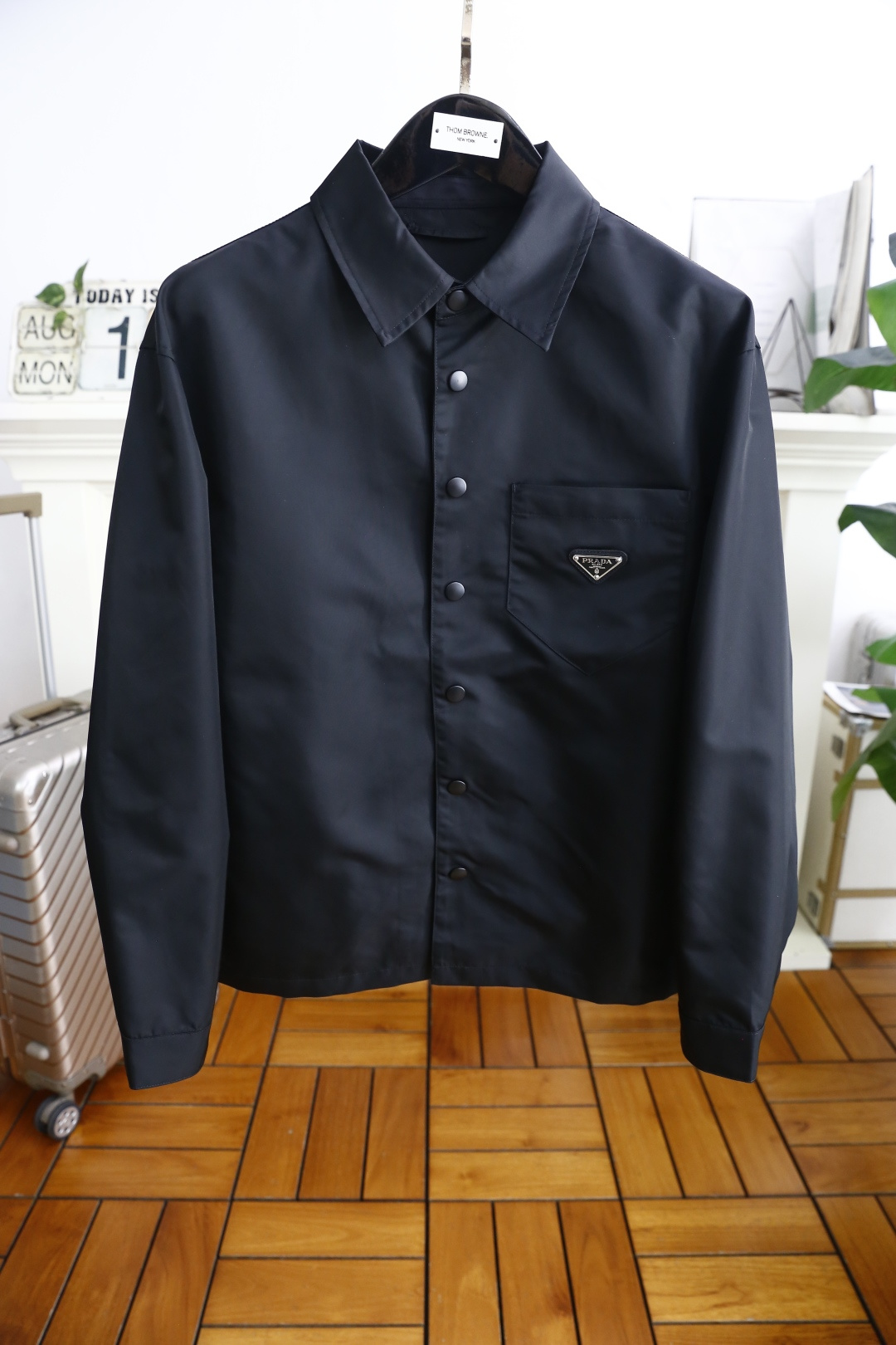 NO:503507,Prada/Pr*da. 26 early autumn fashion classic lapel button jacket luxury classic brand elements design perfectly, with a brand triangle logo design on the chest!  It is a previewed popular product at the cabinet level, high-end and top-quality comfortable fabric, master-level tailoring, invincible texture, excellent skin-friendliness and exquisite craftsmanship, smooth lines, perfect match!  Easy to upgrade the sense of fashion, with high recognition, excellent upper body effect, extremely exquisite workmanship, neat and meticulous routes, and can be matched for business or daily leisure!  Counter size M-3XL, shipped the next day!  ,,prada,jackets & coats,alexander wang19860909普拉达/Pr*da. 26早秋时尚经典翻领扣子夹克奢华经典品牌元素设计品相完美如斯,胸前品牌三角标LOGO设计！属于入柜级别,可预见性的爆款,高级顶级舒适面料,大师级剪裁,质感无敌,亲肤性极佳工艺精湛,线条流畅,完美搭配！轻松将时髦感进阶,有着高强辨识度,上身效果超赞,做工极为考究严谨,走线工整细致,商务抑或日常休闲均可搭配！专柜尺码 M-3XL,隔天出货！,,prada,jackets & coats,alexander wang,Men's clothing