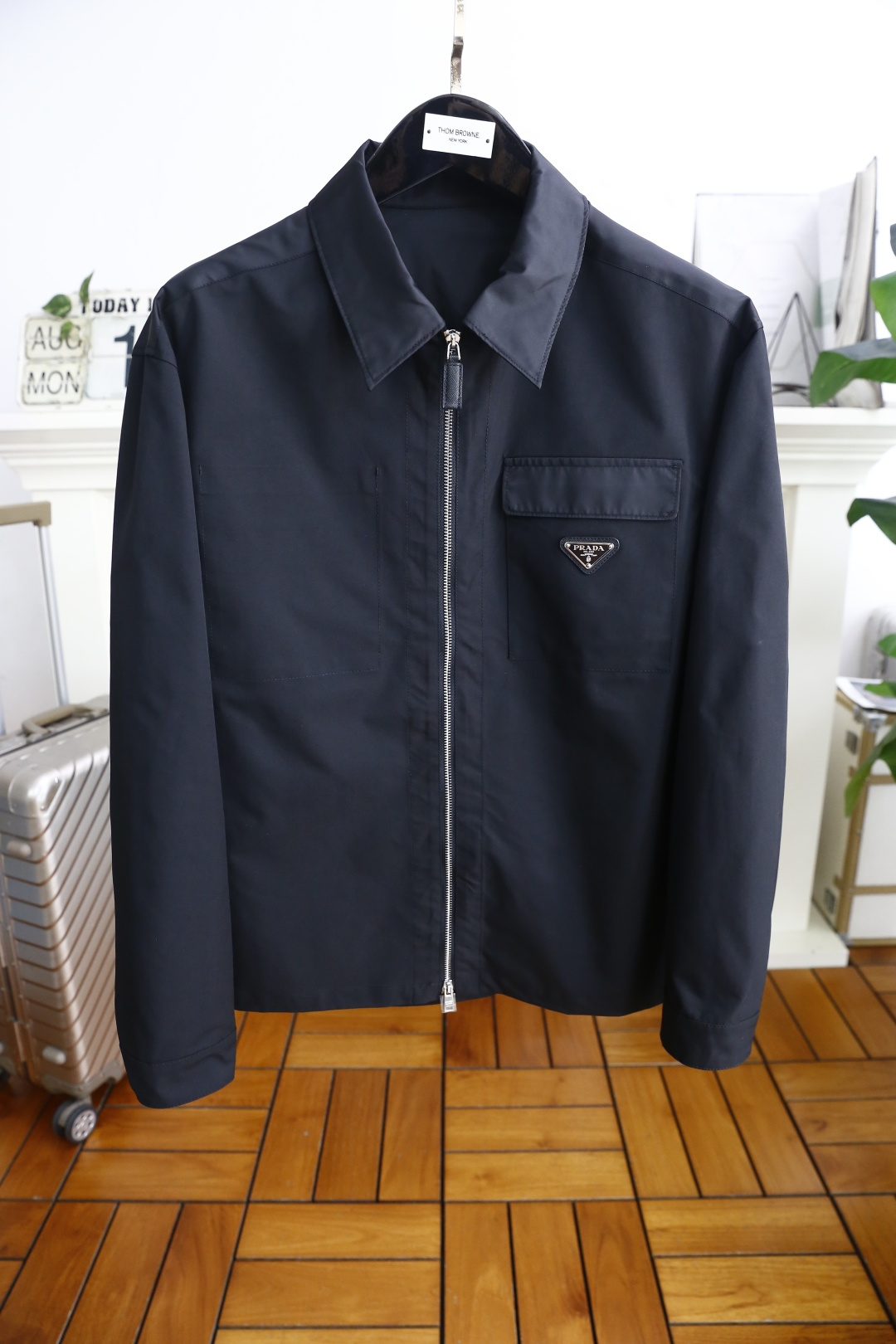 NO:503504,Prada/Pr*da. 26 early autumn fashion classic lapel zipper jacket luxury classic brand elements design perfectly, with a triangle logo design on the chest!  It is a previewed popular product at the cabinet level, high-end and top-quality comfortable fabric, master-level tailoring, invincible texture, excellent skin-friendliness and exquisite craftsmanship, smooth lines, perfect match!  Easy to upgrade the sense of fashion, with high recognition, excellent upper body effect, extremely exquisite workmanship, neat and meticulous routes, and can be matched for business or daily leisure!  Counter size M-3XL, shipped the next day!  ,,prada,jackets & coats,alexander wang19860909普拉达/Pr*da. 26早秋时尚经典翻领拉链夹克奢华经典品牌元素设计品相完美如斯,胸前品牌三角标LOGO设计！属于入柜级别,可预见性的爆款,高级顶级舒适面料,大师级剪裁,质感无敌,亲肤性极佳工艺精湛,线条流畅,完美搭配！轻松将时髦感进阶,有着高强辨识度,上身效果超赞,做工极为考究严谨,走线工整细致,商务抑或日常休闲均可搭配！专柜尺码 M-3XL,隔天出货！,,prada,jackets & coats,alexander wang,Men's clothing