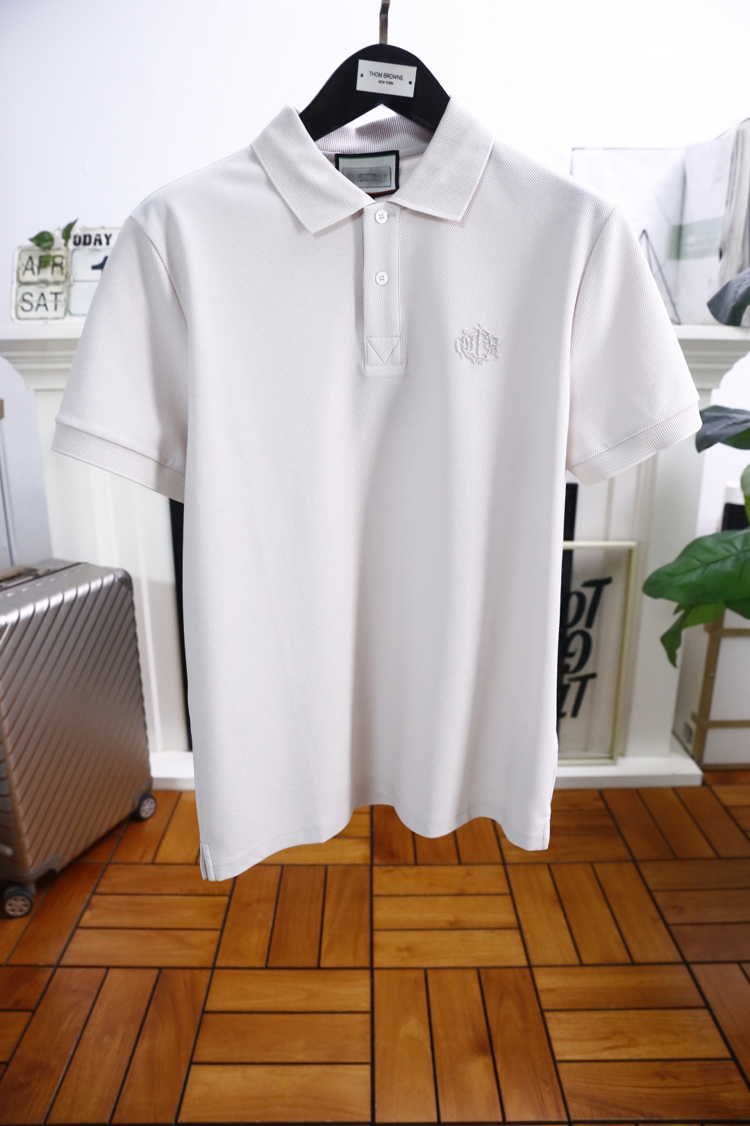 NO:503528,Dior. 2025 summer classic fashion lapel polo short-sleeved fashion item design, more fashionable and comfortable, high-standard customization, very stylish upper body, luxurious classic elements LOGO pattern Customer-supplied auxiliary materials, customer-supplied imported high-end fine Judy fabrics have very delicate texture, exquisite and exquisite details and exquisite auxiliary materials are all supplied by foreign merchants. It is a very shaping item, which can be matched with any fashion, and the style is super good. A must-have item for trendy men. Counter size: 48-56, shipped the next day!  ,dior,T-shirt,alexander wang19860909迪奥. 2025夏季经典时尚翻领polo短袖时尚单品设计,更加时尚舒适,高标准定制,上身非常有型,奢华经典元素LOGO图案 客供辅料,客供进口高档加细朱迪面料质感非常细腻,细节工艺精湛考究,辅料皆为外商客供,塑造性极高的一款单品,任何时装都可以搭配,版型超级好 潮男必备单品 专柜尺码:48-56,隔天出货！,,dior,T-shirt,alexander wang,Men's clothing