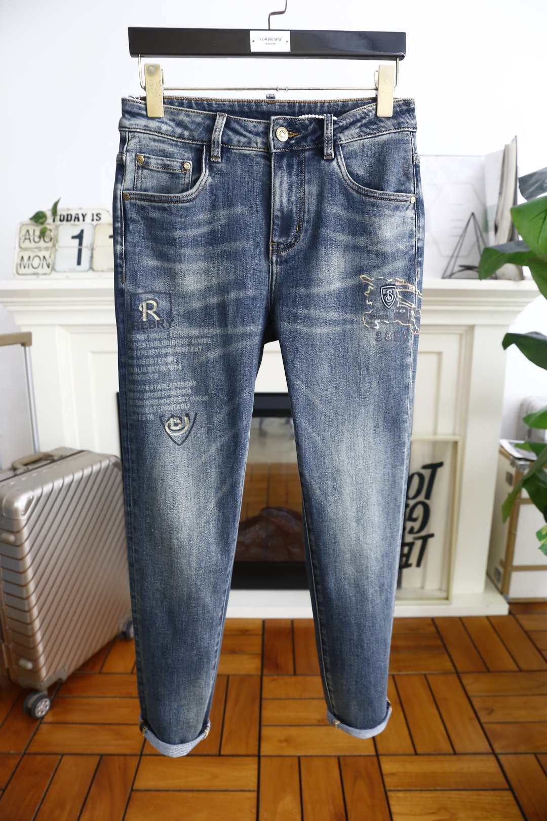 NO:505130,Burb*rry. 26 early autumn new fashion men's jeans are made of customer-supplied water-washed stretch jeans!  The luxury classic war horse logo highlights the brand characteristics, and fashion trends have therefore become one of the biggest selling points and are extremely cost-effective. There is no confusion or trouble of color conflict. Such a rich high-end jeans are absolutely fashionable, casual and versatile!  A must-have for trendy men!  Counter sizes 28-38, 35 or 37!  Shipping the next day!  ,burberry,burberry,jeans,alexander wang19860909巴宝丽/Burb*rry. 26早秋新品时尚男士牛仔裤采用客供水洗弹力牛仔裤！奢华经典战马Logo标志彰显品牌特征,时尚潮流因此已成为最大卖点之一而性价比又极高,没有颜色冲突的困惑或困扰,这么一款丰富内练高端牛仔裤,绝对时尚休闲百搭款！潮男必备！专柜尺码28-38,有35无37！隔天出货！,,burberry,burberry,jeans,alexander wang,Men's clothing