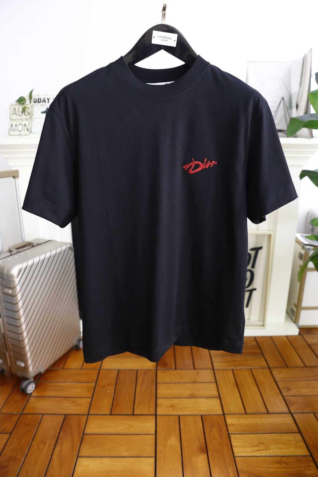 NO:505172,Dior/Christian D*or. 25 new products for men's round neck short sleeve luxury classic brand custom letter LOGO logo to the upper body to experience the youthfulness and fashion sense brought by this design!  The overall style is fashionable and trendy, using comfortable European cotton fabric, soft, skin-friendly and breathable, and has a very crisp and drooping feeling. The upper body is fashionable and fashionable, and it is a must-have item for trendy men!  Counter size 48-54, shipped the next day!  ,dior,T-shirt,alexander wang19860909迪奥/Christian D*or. 25新品男士圆领短袖奢华经典品牌定制字母LOGO标识标注上身就能体会这款设计带来的年轻与时尚感！整体时尚而有潮流,采用舒适欧洲棉面料 柔软亲肤透气 ,又有很好的挺括 垂感 上身时尚潮流色系,潮男必备单品！专柜尺码48-54,隔天出货！,,dior,T-shirt,alexander wang,Men's clothing