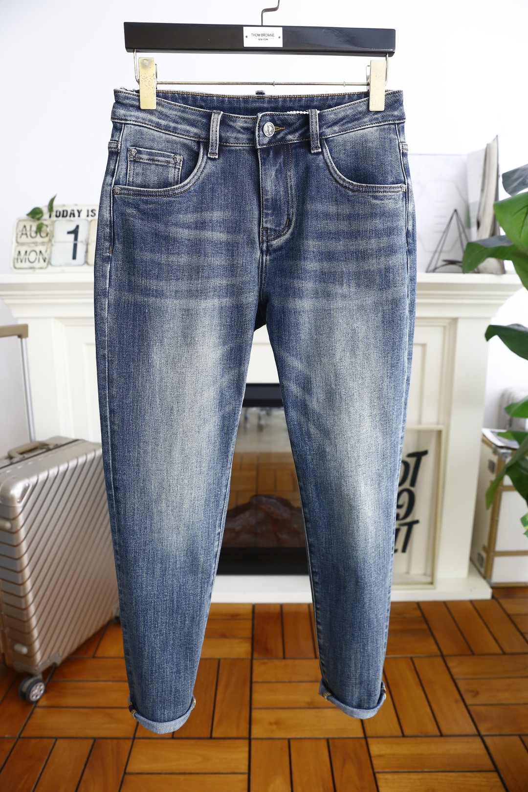 NO:505126,Van Size/Vers*ce. 2026 early autumn new original single high-end men's jeans!  Luxury classic brand Medusa LOGO accessories, hot-selling models for the counter, very comfortable to wear, low-key and luxurious, very classy when worn, no need to say much about the trouser style and cutting. The upper body is exquisite and vivid, high-end and top-grade material. The selection of real palace-grade denim. High-end top-washed denim fabric, excellent quality, and heavy washing makes the pants very soft!  Not picky about people, the upper body is absolutely stylish and extremely luxurious. Counter size 28-38, 35 or 37!  Shipping the next day!  , versace, versace, jeans, alexander wang19860909范思泽/Vers*ce. 2026早秋新品原单高端男士牛仔裤！奢华经典品牌美杜莎LOGO配饰 专柜热销款 身穿着非常舒适 低调不失奢华 穿出去非常有档次 裤型款式和裁剪亦无需多言 上身精致跃然高档一等一顶级质料 真正殿堂级的牛仔布选用 高档顶级洗水牛仔面料,品质卓然,经过重水洗使得裤子很柔软！不挑人 上身绝对的有型 极度奢华. 专柜尺码 28-38,有35无37！隔天出货！,,versace,versace,jeans,alexander wang,Men's clothing