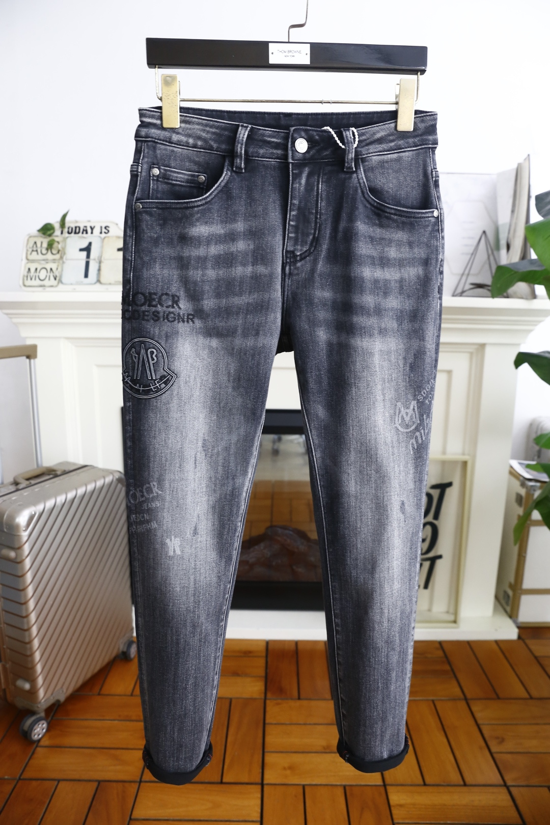 NO:505122,Mon*ler. 26 early autumn new fashion men's versatile jean trousers are made of high-end washing denim fabric!  Luxury classic brand customized LOGO matching!  The upper body is versatile and comfortable. There is no confusion or trouble of color conflict. Such a rich high-end jeans are absolutely fashionable, casual and versatile!  A must-have for trendy men!  Counter sizes 28-38, 35/37!  Shipping the next day!  , Moncler, jeans, alexander wang19860909蒙口/Mon*ler. 26早秋新品时尚男士百搭牛仔长裤采用高档洗水牛仔面料！奢华经典品牌定制LOGO搭配！上身百搭舒适 没有颜色冲突的困惑或困扰,这么一款丰富内练高端牛仔裤,绝对时尚休闲百搭款！潮男必备！专柜尺码28-38,有35/无37！隔天出货！,,Moncler,jeans,alexander wang,Men's clothing