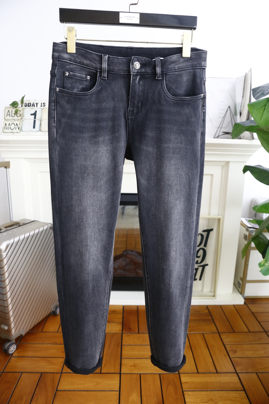 NO:505114,Van Size/Vers*ce. 2026 early autumn new original single high-end men's jeans!  Luxury classic brand Medusa LOGO accessories, hot-selling models for the counter, very comfortable to wear, low-key and luxurious, very classy when worn, no need to say much about the trouser style and cutting. The upper body is exquisite and vivid, high-end and top-grade material. The selection of real palace-grade denim. High-end top-washed denim fabric, excellent quality, and heavy washing makes the pants very soft!  Not picky about people, the upper body is absolutely stylish and extremely luxurious. Counter size 28-38, 35 or 37!  Shipping the next day!  , versace, versace, jeans, alexander wang19860909范思泽/Vers*ce. 2026早秋新品原单高端男士牛仔裤！奢华经典品牌美杜莎LOGO配饰 专柜热销款 身穿着非常舒适 低调不失奢华 穿出去非常有档次 裤型款式和裁剪亦无需多言 上身精致跃然高档一等一顶级质料 真正殿堂级的牛仔布选用 高档顶级洗水牛仔面料,品质卓然,经过重水洗使得裤子很柔软！不挑人 上身绝对的有型 极度奢华. 专柜尺码 28-38,有35无37！隔天出货！,,versace,versace,jeans,alexander wang,Men's clothing