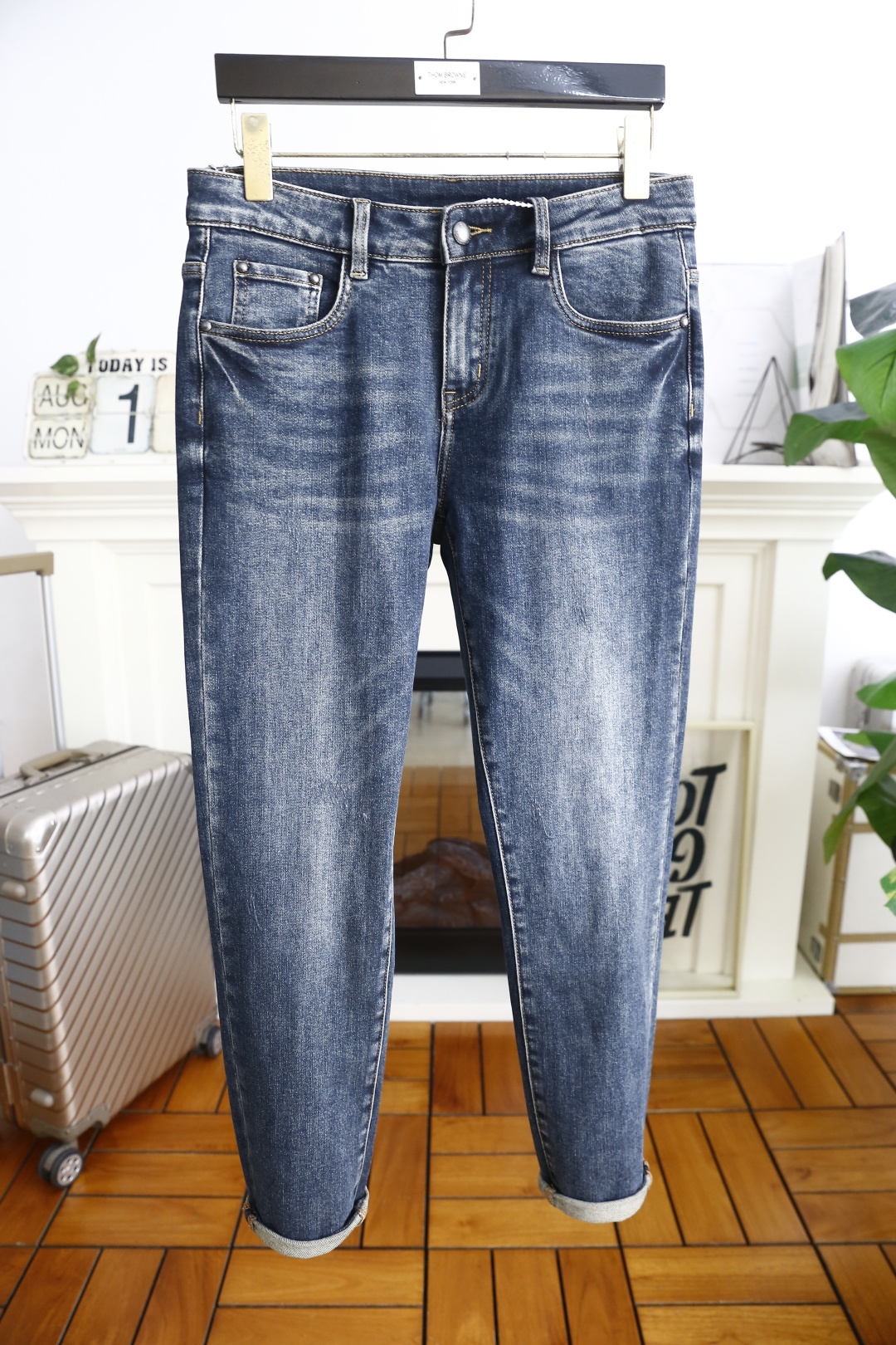 NO:505110,Balenciaga. 26 early autumn new fashion men's versatile jeans are made of high-end washing denim fabric!  Luxury classic brand customized LOGO matching!  The upper body is versatile and comfortable. There is no confusion or trouble of color conflict. Such a rich high-end jeans are absolutely fashionable, casual and versatile!  A must-have for trendy men!  Counter sizes 28-38, 35/37!  Shipping the next day!  ,balenciaga,jeans,alexander wang19860909巴黎世家. 26早秋新品时尚男士百搭牛仔长裤采用高档洗水牛仔面料！奢华经典品牌定制LOGO搭配！上身百搭舒适 没有颜色冲突的困惑或困扰,这么一款丰富内练高端牛仔裤,绝对时尚休闲百搭款！潮男必备！专柜尺码28-38,有35/无37！隔天出货！,,balenciaga,jeans,alexander wang,Men's clothing