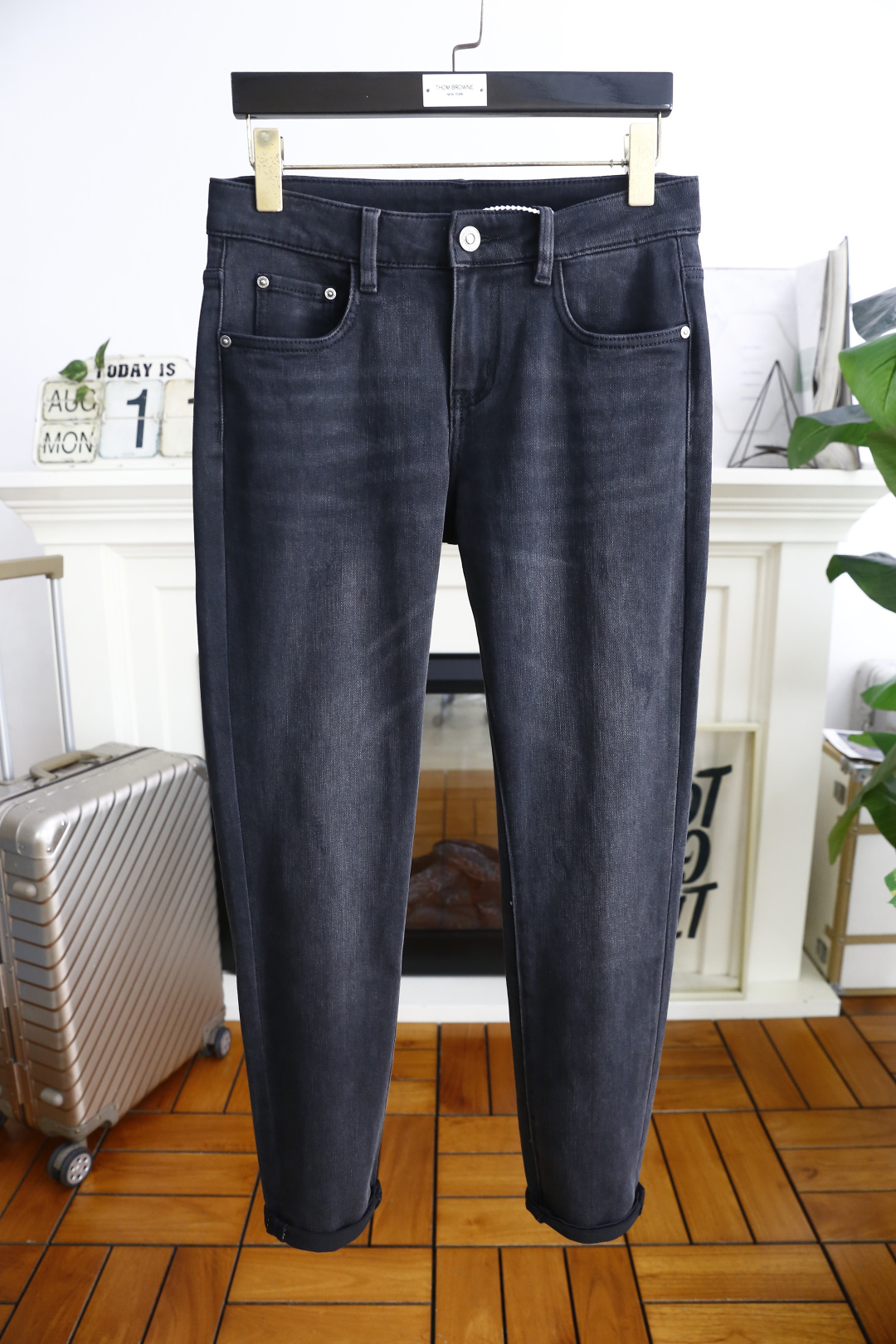 NO:505106,Gucci/Gu*ci. 26 early autumn new fashion men's dark versatile jeans are made of customer-supplied water-washed stretch jeans!  The custom logo of luxury classic brand highlights the brand's characteristics, and fashion trends have therefore become one of the biggest selling points and are extremely cost-effective. There is no confusion or trouble of color conflict. Such a rich high-end jeans are absolutely fashionable, casual and versatile!  A must-have for trendy men!  Counter sizes 28-38, 35/37!  Shipping the next day!  ,gucci,jeans,alexander wang19860909古驰/Gu*ci. 26早秋新品时尚男士深色百搭牛仔裤采用客供水洗弹力牛仔裤！奢华经典品牌定制Logo标志彰显品牌特征,时尚潮流因此已成为最大卖点之一而性价比又极高,没有颜色冲突的困惑或困扰,这么一款丰富内练高端牛仔裤,绝对时尚休闲百搭款！潮男必备！专柜尺码28-38,有35/无37！隔天出货！,,gucci,jeans,alexander wang,Men's clothing