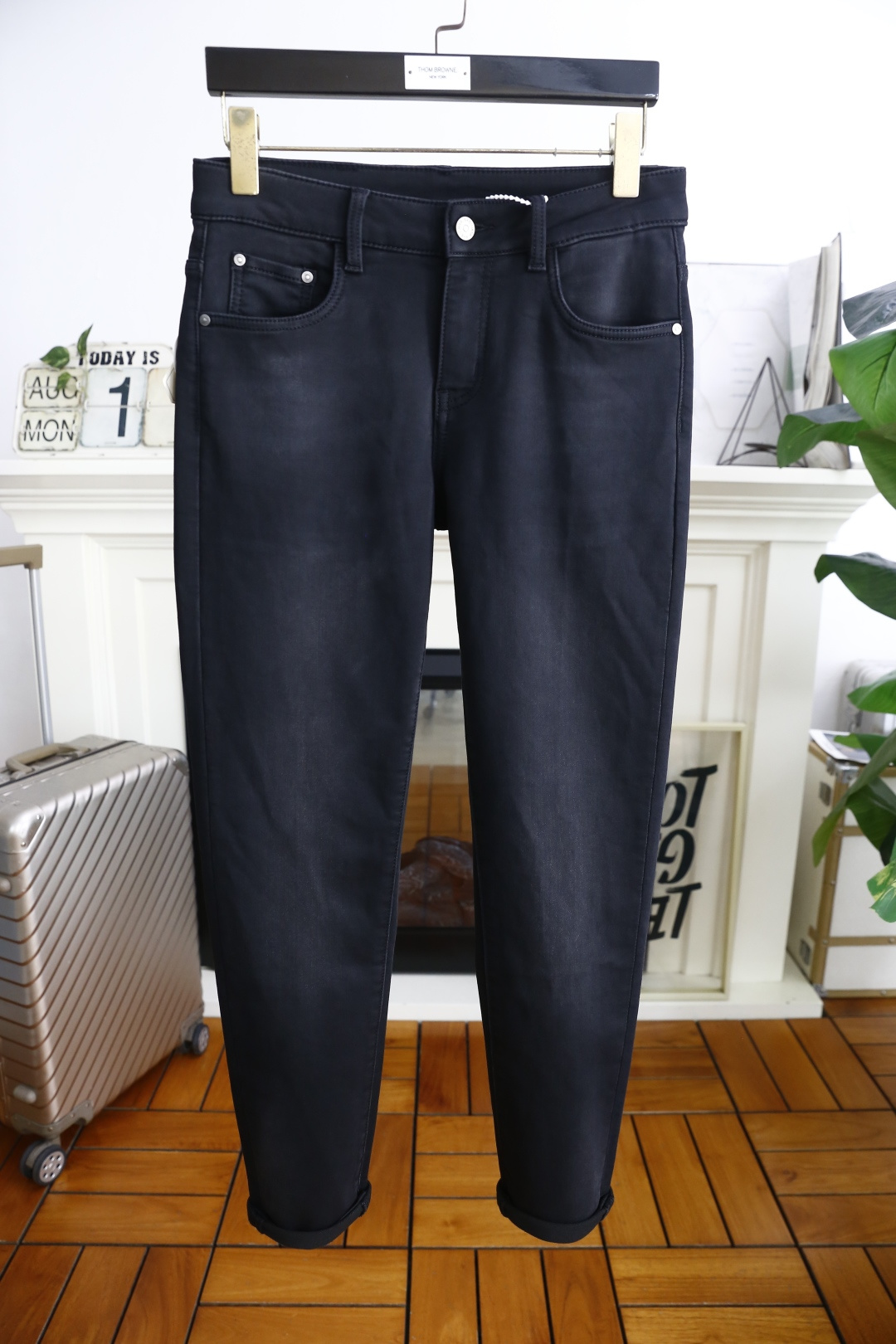 NO:505102,Burb*rry. 26 early autumn new fashion men's dark versatile jeans are made of customer-supplied water-washed stretch jeans!  The custom logo of luxury classic brand highlights the brand's characteristics, and fashion trends have therefore become one of the biggest selling points and are extremely cost-effective. There is no confusion or trouble of color conflict. Such a rich high-end jeans are absolutely fashionable, casual and versatile!  A must-have for trendy men!  Counter sizes 28-38, 35/37!  Shipping the next day!  ,burberry,burberry,jeans,alexander wang19860909巴宝丽/Burb*rry. 26早秋新品时尚男士深色百搭牛仔裤采用客供水洗弹力牛仔裤！奢华经典品牌定制Logo标志彰显品牌特征,时尚潮流因此已成为最大卖点之一而性价比又极高,没有颜色冲突的困惑或困扰,这么一款丰富内练高端牛仔裤,绝对时尚休闲百搭款！潮男必备！专柜尺码28-38,有35/无37！隔天出货！,,burberry,burberry,jeans,alexander wang,Men's clothing