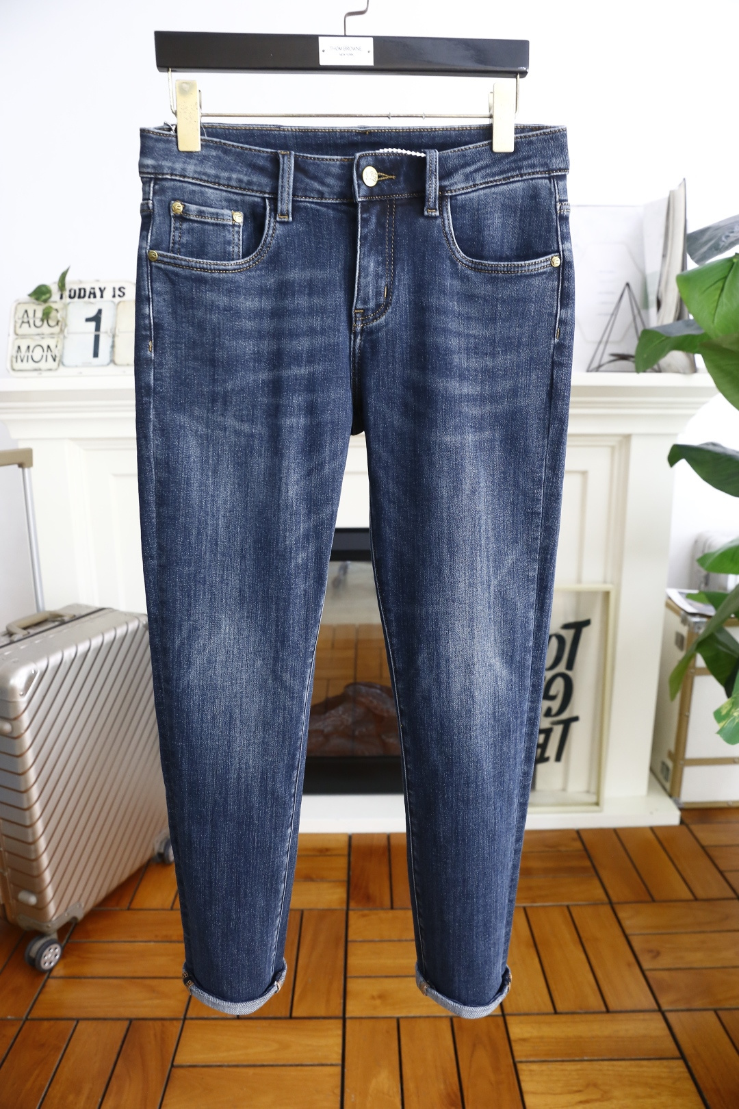 NO:505137,Burb*rry. 26 early autumn new fashion men's jeans are made of customer-supplied water-washed stretch jeans!  The luxury classic war horse letter logo highlights the brand characteristics, and fashion trends have therefore become one of the biggest selling points and are extremely cost-effective. There is no confusion or trouble of color conflict. Such a rich high-end jeans are absolutely fashionable, casual and versatile!  A must-have for trendy men!  Counter sizes 28-38, 35 or 37!  Shipping the next day!  ,burberry,burberry,jeans,alexander wang19860909巴宝丽/Burb*rry. 26早秋新品时尚男士牛仔裤采用客供水洗弹力牛仔裤！奢华经典战马字母Logo标志彰显品牌特征,时尚潮流因此已成为最大卖点之一而性价比又极高,没有颜色冲突的困惑或困扰,这么一款丰富内练高端牛仔裤,绝对时尚休闲百搭款！潮男必备！专柜尺码28-38,有35无37！隔天出货！,,burberry,burberry,jeans,alexander wang,Men's clothing