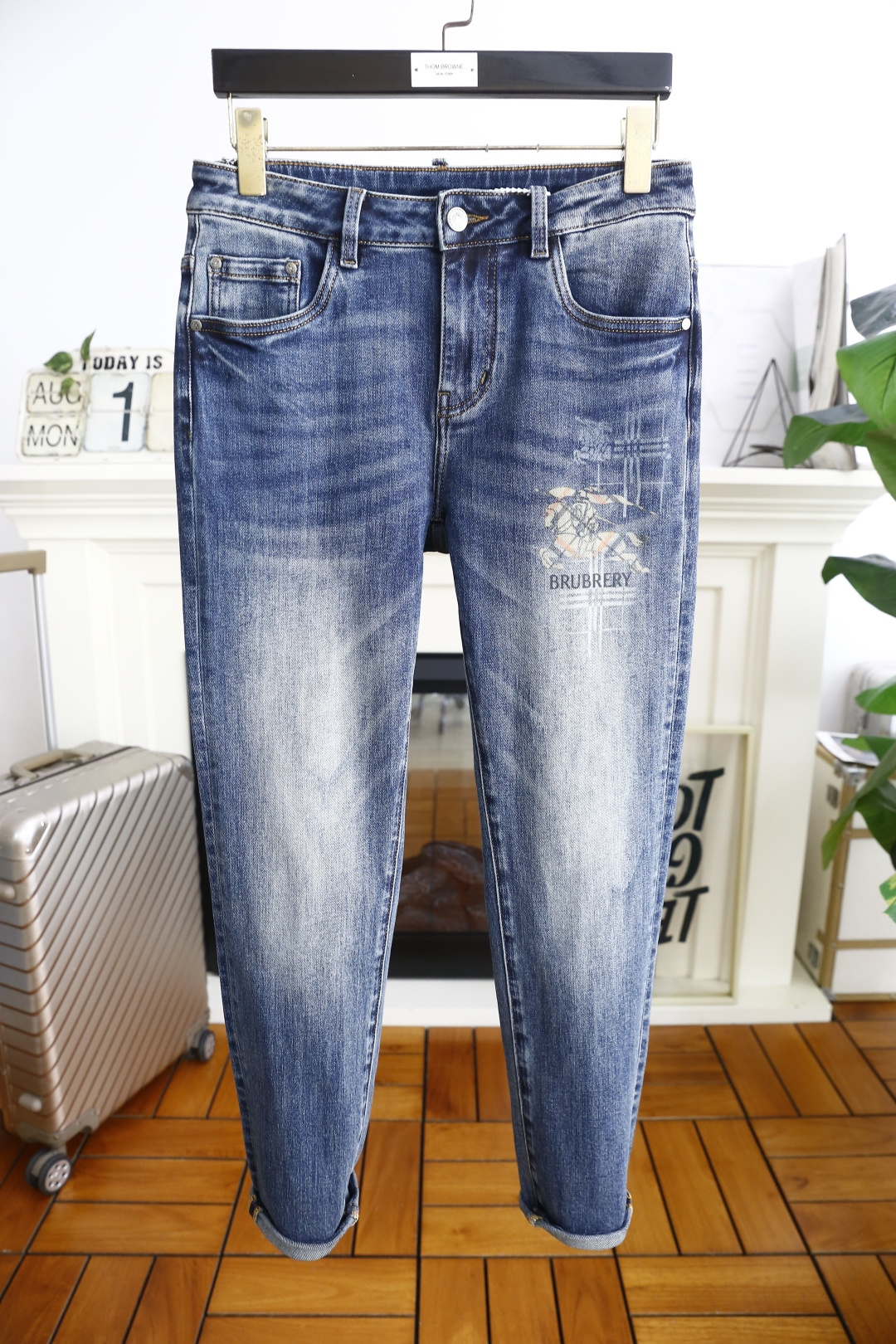 NO:505133,Burb*rry. 26 early autumn new fashion men's jeans are made of customer-supplied water-washed stretch jeans!  The luxury classic war horse logo highlights the brand characteristics, and fashion trends have therefore become one of the biggest selling points and are extremely cost-effective. There is no confusion or trouble of color conflict. Such a rich high-end jeans are absolutely fashionable, casual and versatile!  A must-have for trendy men!  Counter sizes 28-38, 35 or 37!  Shipping the next day!  ,burberry,burberry,jeans,alexander wang19860909巴宝丽/Burb*rry. 26早秋新品时尚男士牛仔裤采用客供水洗弹力牛仔裤！奢华经典战马Logo标志彰显品牌特征,时尚潮流因此已成为最大卖点之一而性价比又极高,没有颜色冲突的困惑或困扰,这么一款丰富内练高端牛仔裤,绝对时尚休闲百搭款！潮男必备！专柜尺码28-38,有35无37！隔天出货！,,burberry,burberry,jeans,alexander wang,Men's clothing