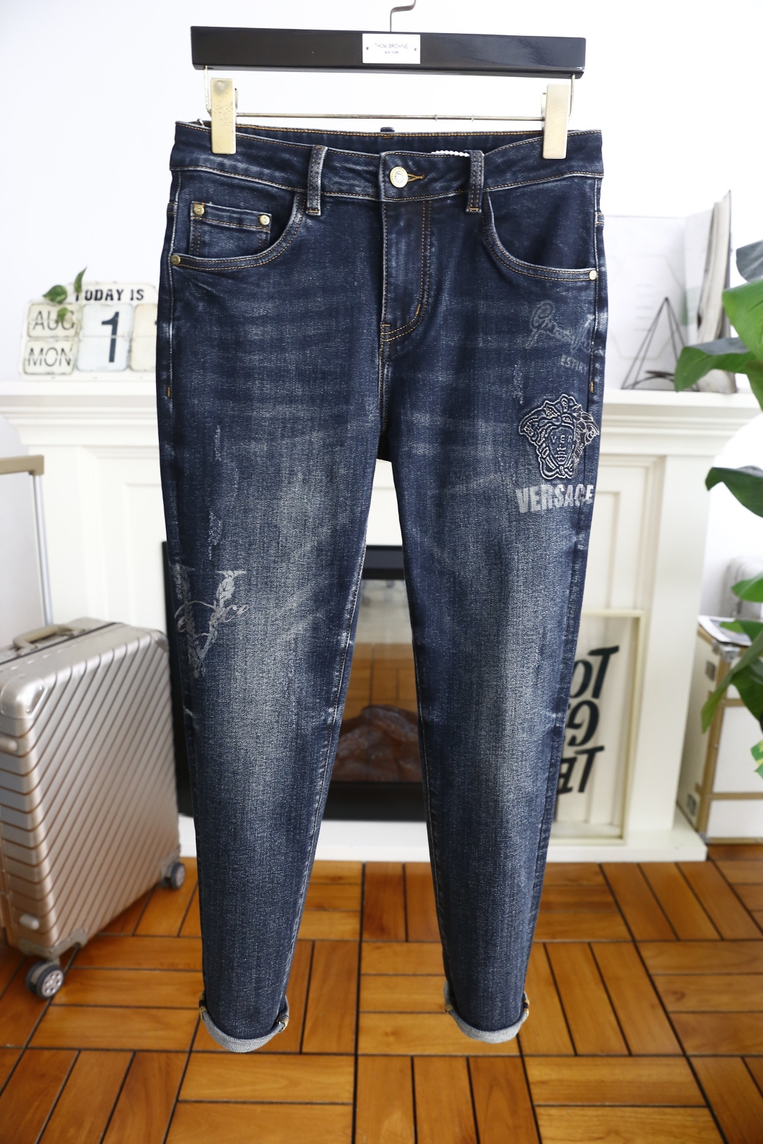 NO:505129,Van Size/Vers*ce. 2026 early autumn new original single high-end men's jeans!  Luxury classic brand Medusa LOGO accessories, hot-selling models for the counter, very comfortable to wear, low-key and luxurious, very classy when worn, no need to say much about the trouser style and cutting. The upper body is exquisite and vivid, high-end and top-grade material. The selection of real palace-grade denim. High-end top-washed denim fabric, excellent quality, and heavy washing makes the pants very soft!  Not picky about people, the upper body is absolutely stylish and extremely luxurious. Counter size 28-38, 35 or 37!  Shipping the next day!  , versace, versace, jeans, alexander wang19860909范思泽/Vers*ce. 2026早秋新品原单高端男士牛仔裤！奢华经典品牌美杜莎LOGO配饰 专柜热销款 身穿着非常舒适 低调不失奢华 穿出去非常有档次 裤型款式和裁剪亦无需多言 上身精致跃然高档一等一顶级质料 真正殿堂级的牛仔布选用 高档顶级洗水牛仔面料,品质卓然,经过重水洗使得裤子很柔软！不挑人 上身绝对的有型 极度奢华. 专柜尺码 28-38,有35无37！隔天出货！,,versace,versace,jeans,alexander wang,Men's clothing