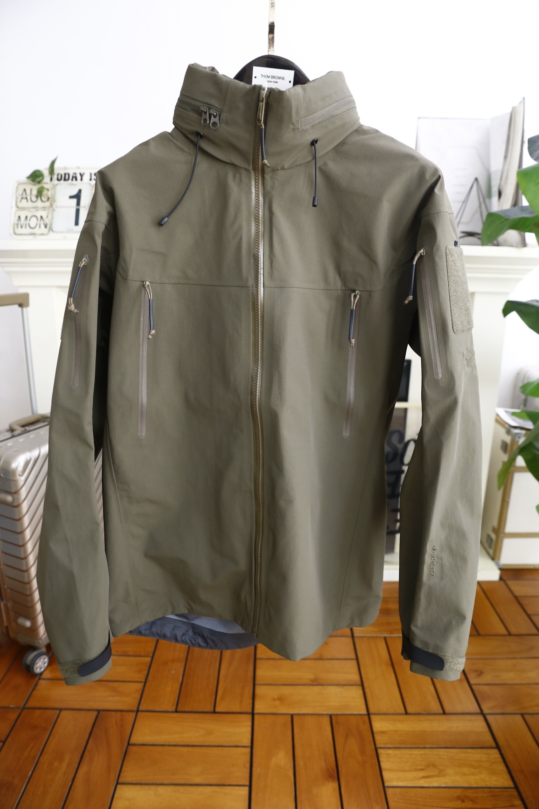 NO:505138,Archaeopteryx. The new style of fashionable men's hooded waterproof and windproof jackets for early autumn 2026 has been continuing. Trendy luxury items series. Imported top outdoor waterproof and windproof fabrics. The classic letters of luxury brands are designed with basic colors. The classic style of European brands is perfectly displayed. The fashion style of European brands is adhered to quality!  Pay attention to every detail and be taller!  Quality goods, recommended to buy!  Complete three standards!  Counter code S-2XL, shipped the next day!  ,arc'teryx,jackets & coats,hats,alexander wang19860909始祖鸟. 2026早秋新款时尚男士连帽防水防风冲锋衣外套一直在延续的款式 潮流奢华单品系列 进口顶级户外防水防风面料 奢华品牌经典字母LOGO设计颜色够基础 搭经够经典 完美展现欧洲大牌时尚风 坚持品质！注意每个细节,上身高大上！ 品质货,推荐购入！三标齐全！专柜码数S-2XL,隔天出货！,arc'teryx,jackets & coats,hats,alexander wang,Men's clothing