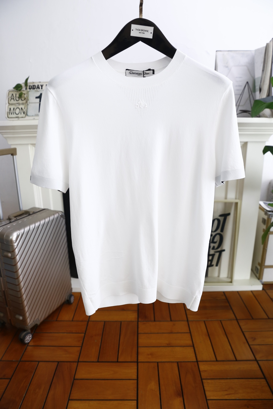 NO:505168,Dior/Christian D*or. 2025 early autumn fashionable round neck short-sleeved fashion item design, more fashionable and comfortable, high-standard customization, very stylish upper body, luxurious and classic custom LOGO pattern, customer-supplied auxiliary materials, imported high-end comfortable fabrics with very delicate texture, exquisite details and exquisite craftsmanship, extremely shaping item, can be matched with any fashion, super good style, a must-have item for trendy men. Counter code: M-2XL, shipped the next day!  ,dior,T-shirt,alexander wang19860909迪奥/Christian D*or. 2025早秋时尚休闲圆领短袖时尚单品设计,更加时尚舒适,高标准定制,上身非常有型,奢华经典定制LOGO图案 客供辅料,客供进口高档舒适面料质感非常细腻,细节工艺精湛考究,塑造性极高的一款单品,任何时装都可以搭配,版型超级好 潮男必备单品 专柜码:M-2XL,隔天出货！,,dior,T-shirt,alexander wang,Men's clothing