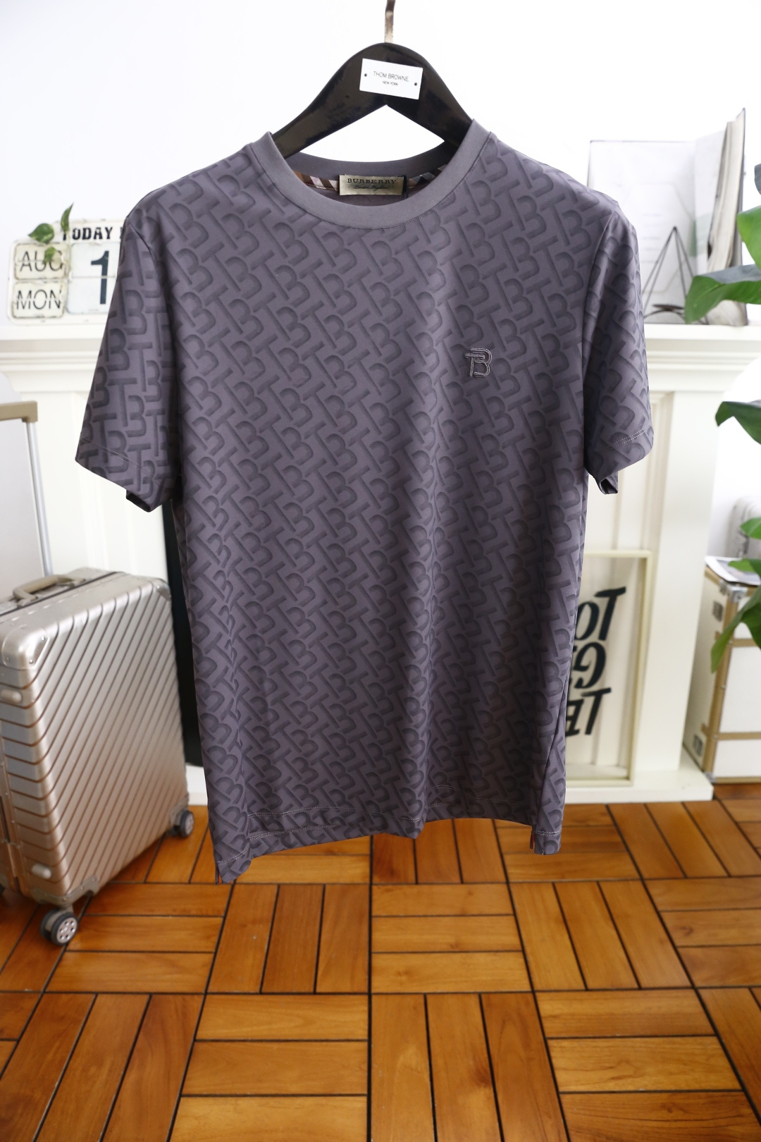 NO:505176,Burberry/Burbe*ry. 25Bur new product men's round neck short sleeve classic round neck design!  The classic brand LOGO logo on the chest can be used to appreciate the youthfulness and fashion sense brought by this design!  The overall style is fashionable and trendy, using comfortable and breathable cotton fabric, soft, skin-friendly and breathable, and has a very crisp and drooping feeling. The upper body is fashionable and fashionable, and it is a must-have item in summer!  Counter size M-2XL, shipped the next day!  ,burberry,burberry,T-shirt,alexander wang19860909巴宝丽/Burbe*ry. 25Bur新品男士圆领短袖经典圆领设计！胸前经典品牌LOGO标识标注上身就能体会这款设计带来的年轻与时尚感！整体时尚而有潮流,采用舒适透气棉面料 柔软亲肤透气 ,又有很好的挺括 垂感 上身时尚潮流色系,夏季必备单品！专柜尺码M-2XL,隔天出货！,,burberry,burberry,T-shirt,alexander wang,Men's clothing