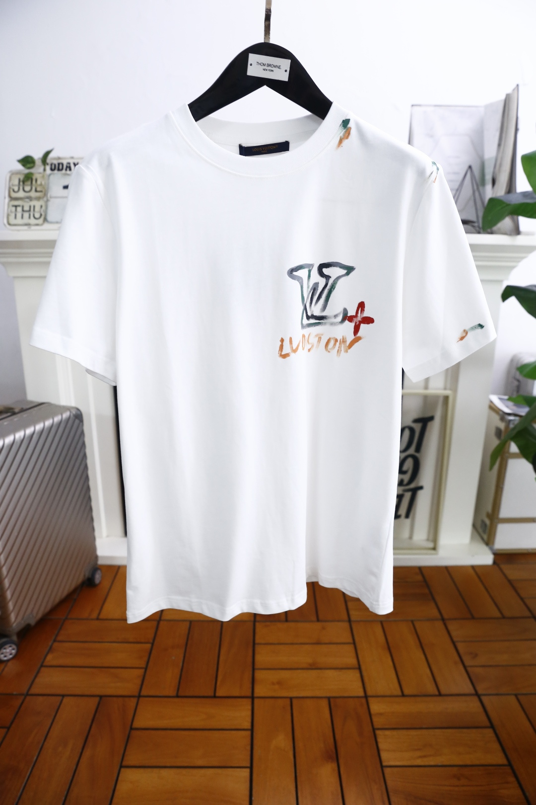 NO:505153,Louis Vuit*/Louis Vuit*on. 2025 summer fashion original single men's round neck short sleeve luxury classic brand original LOGO design!  High-end customization, high-version, fashionable and versatile!  The European cotton fabric is made of comfortable and customized, and it feels super soft and delicate, and it is comfortable to wear. It is high-end boutique. The fine OEM factory makes it very good. It is a must-have item for men!  Size S-2XL, shipped the next day!  ,,louis vuitton,louis vuitton,T-shirt,alexander wang19860909路易威*/Louis Vuit*on. 2025夏季时尚原单男士圆领短袖奢华经典品牌原版LOGO设计！高端定制 高版本 时尚百搭爆款！采用舒适定制欧洲棉面料手感超柔软细腻 穿着亲肤舒适 高端精品 代工厂精细做上身非常赞 男士必备单品！尺码S-2XL,隔天出货！,,louis vuitton,louis vuitton,T-shirt,alexander wang,Men's clothing