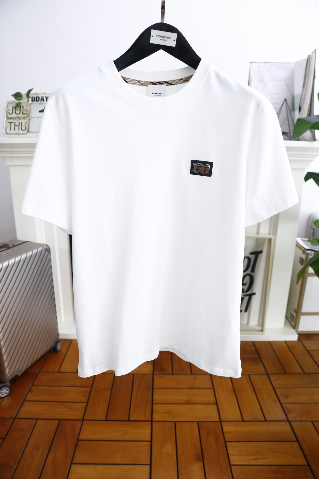 NO:517867,Burberry/Burbe*ry. 25Bur summer men's round neck short sleeve classic round neck design!  The brand letter LOGO logo on the chest can be used to appreciate the youthfulness and fashion sense brought by this design!  The overall style is fashionable and trendy, using comfortable and breathable cotton fabric, soft, skin-friendly and breathable, and has a very crisp and drooping feeling. The upper body is fashionable and fashionable, and it is a must-have item in summer!  Counter size S-2XL, shipped the next day!  ,burberry,burberry,T-shirt,alexander wang19860909巴宝丽/Burbe*ry. 25Bur夏季男士圆领短袖经典圆领设计！胸前品牌字母LOGO标识标注上身就能体会这款设计带来的年轻与时尚感！整体时尚而有潮流,采用舒适透气棉面料 柔软亲肤透气 ,又有很好的挺括 垂感 上身时尚潮流色系,夏季必备单品！专柜尺码S-2XL,隔天出货！,,burberry,burberry,T-shirt,alexander wang,Men's clothing