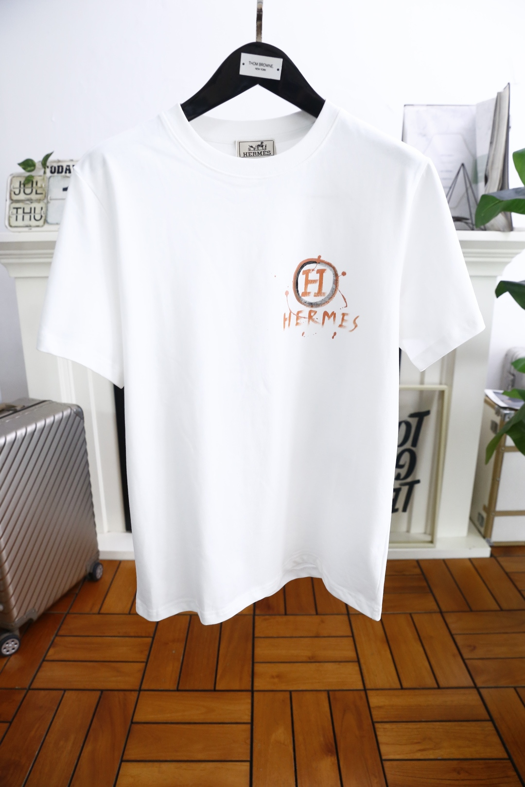 NO:517860,Aima 4/Her*es. 2025 summer men's round neck short sleeves, luxury brand LOGO logo on the chest, you can experience the youthfulness and fashion sense brought by this design!  The overall style is fashionable and trendy, using comfortable and breathable cotton fabric, soft, skin-friendly and breathable, and has a very crisp and crisp drooping feeling. The upper body is fashionable and fashionable colors, a must-have item for trendy men!  Counter size S-2XL, shipped the next day!  , hermes, T-shirt,alexander wang19860909爱马4/Her*es. 2025夏季男士圆领短袖胸前奢华品牌LOGO标识标注上身就能体会这款设计带来的年轻与时尚感！整体时尚而有潮流,采用舒适透气棉面料 柔软亲肤透气 ,又有很好的挺括 垂感 上身时尚潮流色系,潮男必备单品！专柜尺码S-2XL,隔天出货！,,hermes,T-shirt,alexander wang,Men's clothing