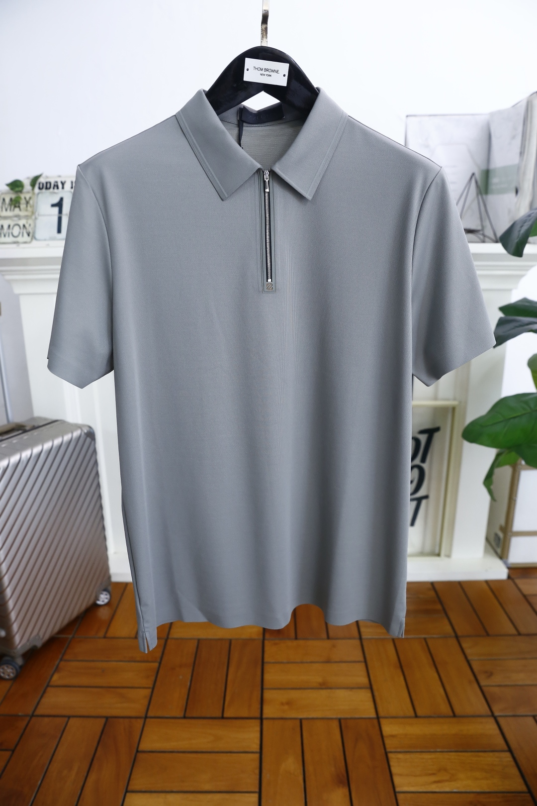 NO:517869,Jeni*/Ze*na. 2025 summer classic fashion zipper POLO shirt!  Fashionable single product design, more fashionable and comfortable, high-standard customization, very stylish upper body, customer-supplied auxiliary materials, customer-supplied imported high-end mulberry silk fabric has a very delicate texture, exquisite details and exquisite craftsmanship, all auxiliary materials are supplied by foreign customers, a very high shaping item, can be matched with any fashion, the style is super good, a must-have item for trendy men. Counter size: 48-56, shipped the next day!  ,zegna,alexander wang19860909杰尼*/Ze*na. 2025夏季经典时尚拉链POLO衫！时尚单品设计,更加时尚舒适,高标准定制,上身非常有型,客供辅料,客供进口高档桑蚕丝面料质感非常细腻,细节工艺精湛考究,辅料皆为外商客供,塑造性极高的一款单品,任何时装都可以搭配,版型超级好 潮男必备单品 专柜尺码:48-56,隔天出货！,,zegna,alexander wang,Men's clothing