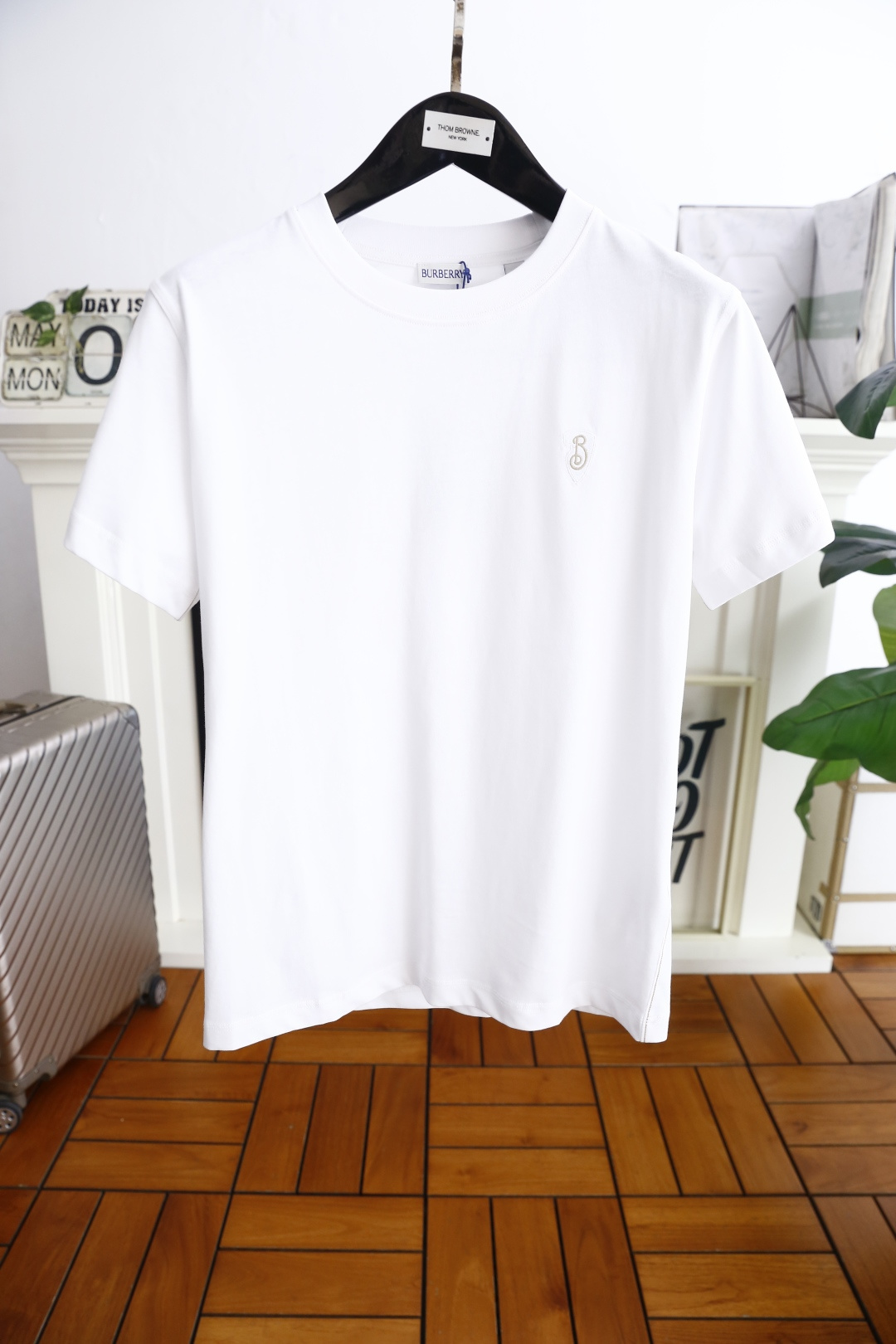 NO:517880,Burberry/Burbe*ry. 25Bur summer men's round neck short sleeves market with the highest version of the chest brand LOGO logo on the upper body to appreciate the youthfulness and fashion sense brought by this design!  The overall style is fashionable and trendy, using top-grade double mercerized cotton fabric, soft, skin-friendly and breathable, and has a very crisp and drape feeling. The upper body is fashionable and fashionable, and it is a must-have item in summer!  Complete three standards!  Counter size S-2XL, shipped the next day!  ,burberry,burberry,T-shirt,alexander wang19860909巴宝丽/Burbe*ry. 25Bur夏季男士圆领短袖市场最高版本胸前品牌LOGO标识标注上身就能体会这款设计带来的年轻与时尚感！整体时尚而有潮流,采用顶级双丝光棉面料 柔软亲肤透气 ,又有很好的挺括 垂感 上身时尚潮流色系,夏季必备单品！三标齐全！专柜尺码S-2XL,隔天出货！,,burberry,burberry,T-shirt,alexander wang,Men's clothing