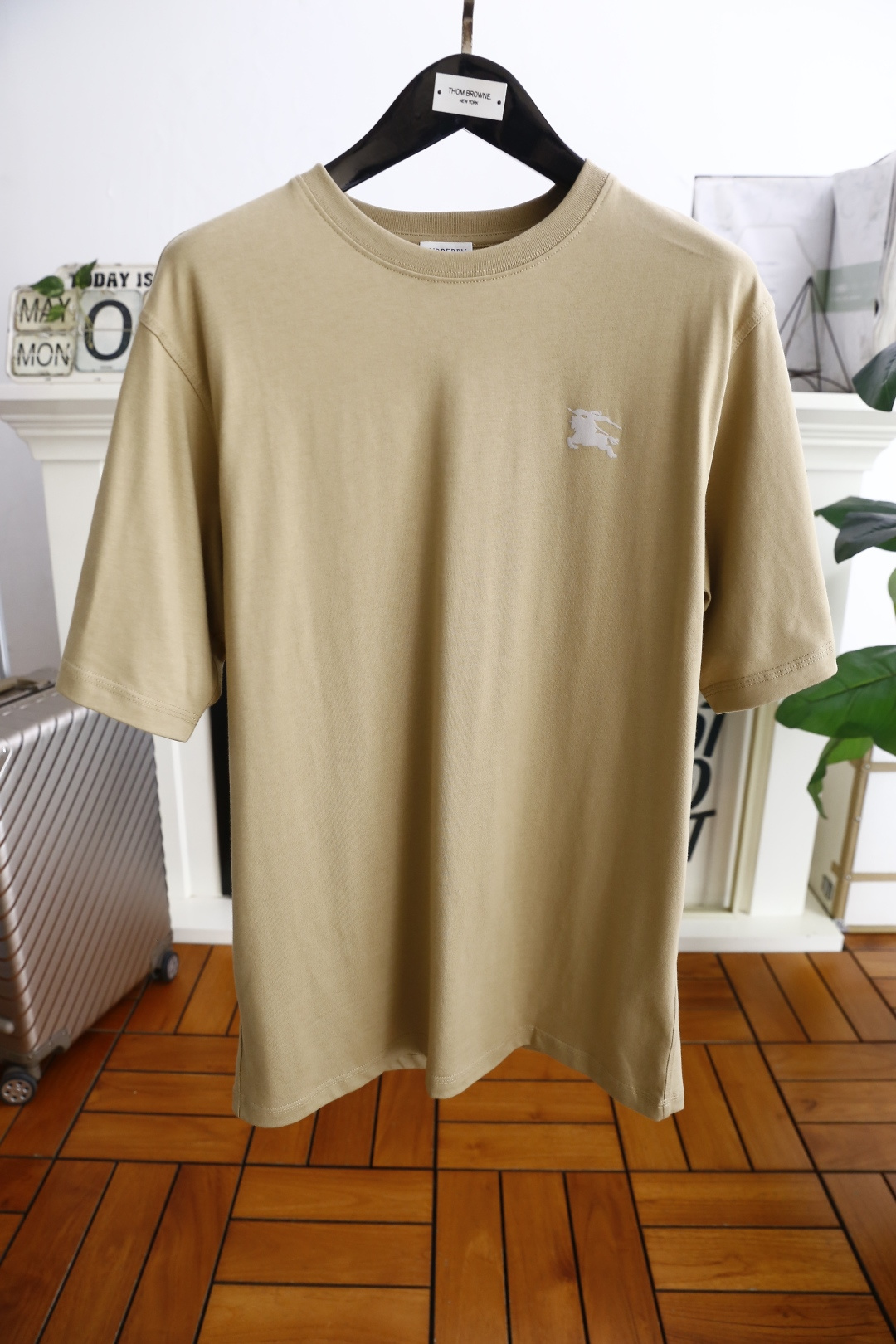 NO:517877,Burberry/Burbe*ry. 25Bur summer men's round neck short sleeves market with the highest version of luxury classic war horse LOGO logo on the upper body to experience the youthfulness and fashion sense brought by this design!  The overall style is fashionable and trendy, using top-grade double mercerized cotton fabric, soft, skin-friendly and breathable, and has a very crisp and drape feeling. The upper body is fashionable and fashionable, and it is a must-have item in summer!  Complete three standards!  Counter size S-2XL, shipped the next day!  ,burberry,burberry,T-shirt,alexander wang19860909巴宝丽/Burbe*ry. 25Bur夏季男士圆领短袖市场最高版本奢华经典战马LOGO标识标注上身就能体会这款设计带来的年轻与时尚感！整体时尚而有潮流,采用顶级双丝光棉面料 柔软亲肤透气 ,又有很好的挺括 垂感 上身时尚潮流色系,夏季必备单品！三标齐全！专柜尺码S-2XL,隔天出货！,,burberry,burberry,T-shirt,alexander wang,Men's clothing