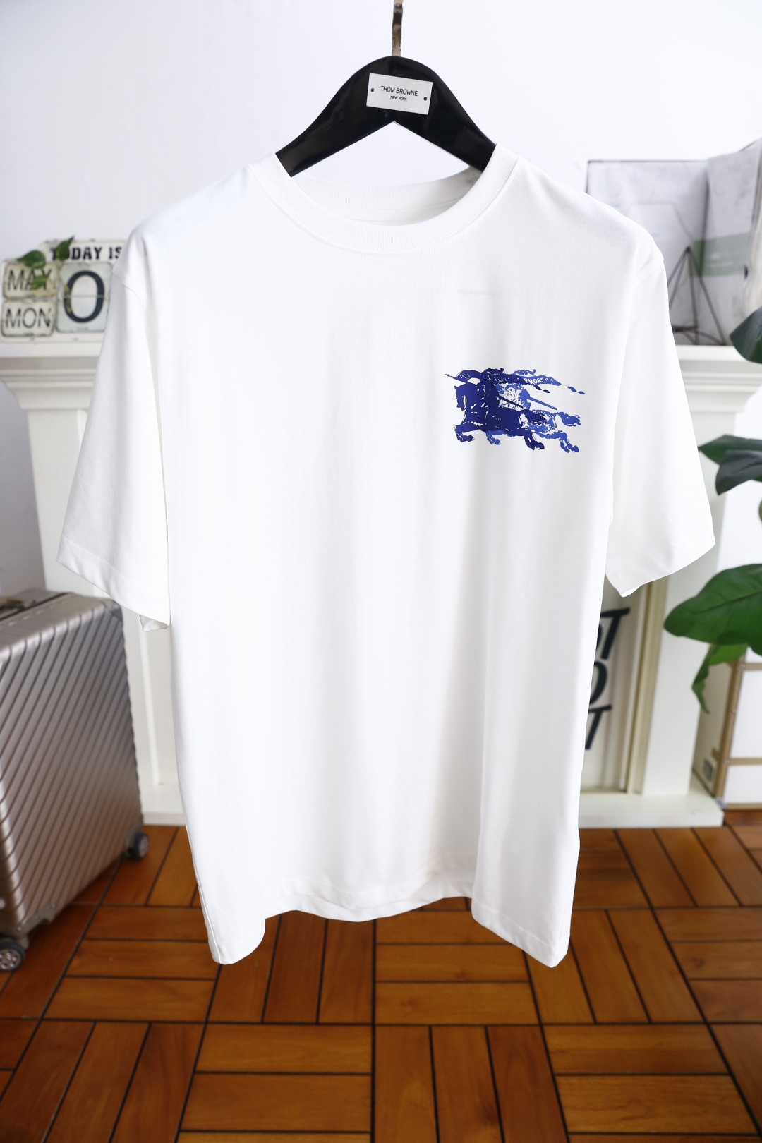 NO:517878,Burberry/Burbe*ry. 25Bur summer men's round neck short sleeves market with the highest version of the classic brand blue war horse LOGO logo on the chest to appreciate the youthfulness and fashion sense brought by this design!  The overall style is fashionable and trendy, using top-grade double mercerized cotton fabric, soft, skin-friendly and breathable, and has a very crisp and drape feeling. The upper body is fashionable and fashionable, and it is a must-have item in summer!  Complete three standards!  Counter size S-2XL, shipped the next day!  ,burberry,burberry,T-shirt,alexander wang19860909巴宝丽/Burbe*ry. 25Bur夏季男士圆领短袖市场最高版本胸前经典品牌蓝色战马LOGO标识标注上身就能体会这款设计带来的年轻与时尚感！整体时尚而有潮流,采用顶级双丝光棉面料 柔软亲肤透气 ,又有很好的挺括 垂感 上身时尚潮流色系,夏季必备单品！三标齐全！专柜尺码S-2XL,隔天出货！,,burberry,burberry,T-shirt,alexander wang,Men's clothing