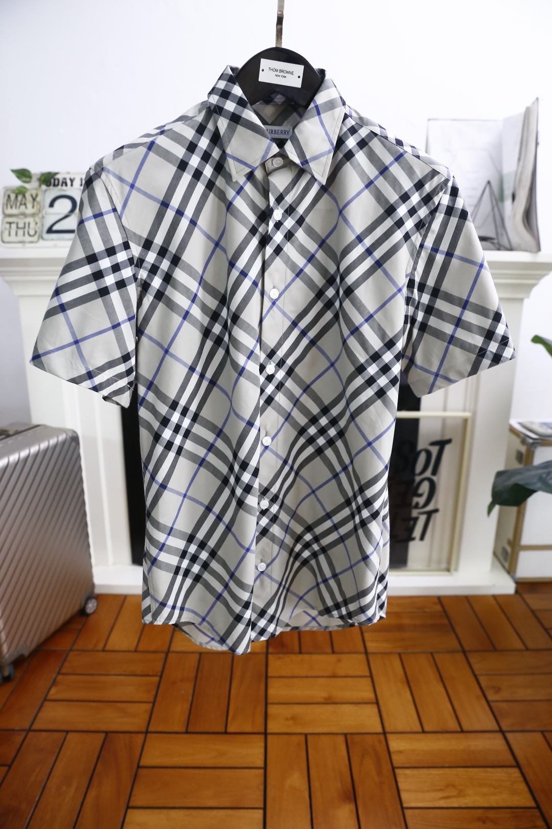 NO:517881,Bab*/Burb*rry. 2025 summer counter GW synchronous classic plaid short-sleeved shirt is on sale. Original single ruthless luxury brand design. The feel is very delicate and smooth, and has been processed with special craftsmanship, excellent skin-friendly, and excellent aesthetic design, exquisite craftsmanship, smooth lines, and perfect match!  Easy to upgrade the sense of fashion, not easy to wrinkle, neatly car, complete three standards, rare good products. Counter size S-XXL, shipped the next day!  ,burberry,burberry,shirts,T-shirt,alexander wang19860909巴宝*/Burb*rry. 2025夏季专柜GW同步经典格子短袖衬衫发售 原单狠货 奢华品牌设计 手感非常细腻柔顺,经过特殊工艺处理,亲肤性极佳,非常出彩的美学设计,工艺精湛,线条流畅,完美搭配！轻松将时髦感进阶 不易起皱,车工整齐,三标齐全难得一见的好货 专柜尺码S-XXL,隔天出货！,,burberry,burberry,shirts,T-shirt,alexander wang,Men's clothing