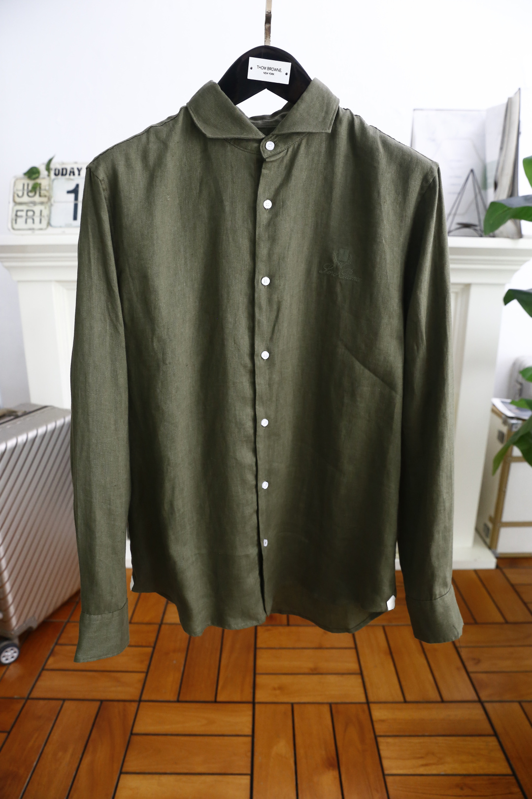 NO:517888,LP. 25 Summer Men's Thin Long Sleeve Shirt!  The classic LOGO design of the luxury brand on the chest is perfect in appearance. It uses comfortable cotton and linen fabrics to be in the cabinet level, predictable hot products, high-end custom fabrics, master-level tailoring, invincible texture, excellent skin-friendliness, superb craftsmanship, smooth lines, perfect match!  Easy to upgrade the sense of fashion, with high recognition, excellent upper body effect, extremely exquisite workmanship, neat and meticulous routes, and can be matched for business or daily leisure!  Counter size M-3XL, shipped the next day!  loro piana shirts alexander wang19860909LP. 25夏季男士薄款长袖衬衫！胸前奢华品牌经典LOGO设计品相完美如斯,采用舒适棉麻面料属于入柜级别,可预见性的爆款,高级定制面料,大师级剪裁,质感无敌,亲肤性极佳工艺精湛,线条流畅,完美搭配！轻松将时髦感进阶,有着高强辨识度,上身效果超赞,做工极为考究严谨,走线工整细致,商务抑或日常休闲均可搭配！专柜尺码 M-3XL,隔天出货！,,loro piana,shirts,alexander wang,Men's clothing