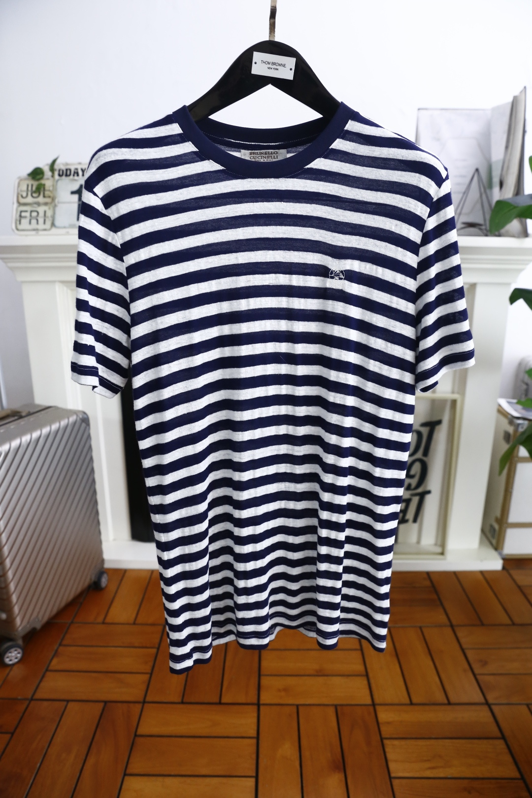 NO:517872,Brunello Cucinelli. 2025 summer men's striped short sleeve fashion classic pullover design!  High-end custom versatile styles that anyone can easily control. Use high-end, comfortable and breathable fabrics!  Luxury classic brand LOGO design, very high-end and people who understand goods must enter!  The style and tailoring are slim styles, which are very exquisite, showing aura and highlighting the exquisiteness of business men. This is the unique feature, the right slim fit, and the upper body effect is very good!  Counter size M-3XL, shipped the next day!  brunello cucinelli,T-shirt,alexander wang19860909Brunello Cucinelli. 2025夏季男士条纹短袖时尚经典套头设计！高级定制百搭款式 任何人都可以轻松驾驭 采用高档舒适透气面料！奢华经典品牌LOGO设计,非常显档次懂货的必须入！版型剪裁属于修身款 非常精致,显气场,又会凸显商务男士的精致,这就是独到之处,恰到好处的修身,上身效果非常赞！专柜尺码M-3XL,隔天出货！,,brunello cucinelli,T-shirt,alexander wang,Men's clothing