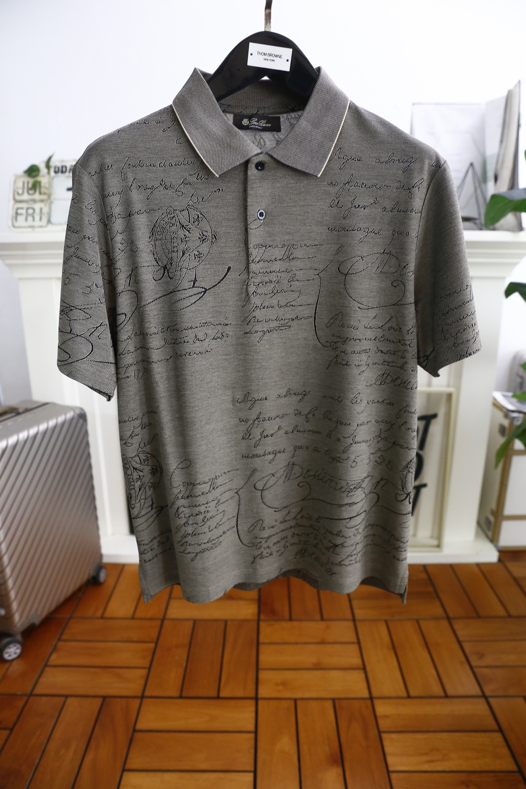 NO:517893,LP. 2025 summer classic fashion lapel polo short-sleeved fashion item design, more fashionable and comfortable, high standard customization, very stylish on the upper body, luxury brand classic LOGO pattern customer-supplied auxiliary materials, customer-supplied imported comfortable breathable fabric with very delicate texture, exquisite and exquisite detailing and exquisite accessories, all supplied by foreign merchants, a very high shaping item, can be matched with any fashion, the style is super good, a must-have item for trendy men!  Counter size: 48-56, shipped the next day!  ,loro piana,T-shirt,alexander wang19860909LP. 2025夏季经典时尚翻领polo短袖时尚单品设计,更加时尚舒适,高标准定制,上身非常有型,奢华品牌经典LOGO图案 客供辅料,客供进口舒适透气面料质感非常细腻,细节工艺精湛考究,辅料皆为外商客供,塑造性极高的一款单品,任何时装都可以搭配,版型超级好 潮男必备单品！专柜尺码:48-56,隔天出货！,,loro piana,T-shirt,alexander wang,Men's clothing