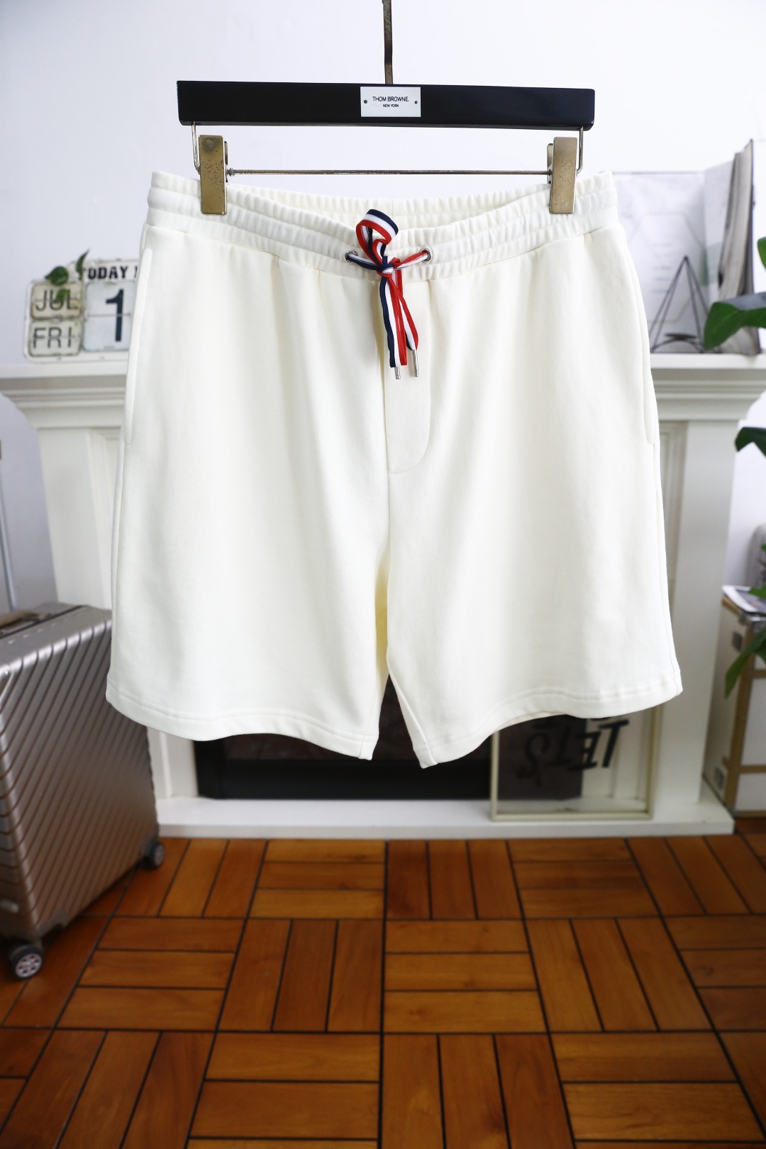 NO:517874,Monc*er. 2025 summer men's fashionable casual shorts!  Classic and versatile styles, no too much decoration, main fabric and style, elastic waist, insert pockets on both sides of the luxury classic brand logo as the highlight of details. The fabric is made of top-quality comfortable fabric, moderate thickness, skin-friendly on the upper body, breathable, and has a good sense of crispness. Orders of the full quality!  Counter size 48-56, shipped the next day!  , Moncler, shorts, alexander wang19860909蒙口/Monc*er. 2025夏季男士时尚休闲短裤！经典百搭的款式 没有过多的装饰 主打面料与版型 松紧腰两侧插袋设计奢华经典品牌LOGO作为细节亮点 面料采用顶级舒适面料,厚度适中,上身亲肤 透气,能有很好的挺括感 全品相的订单！专柜尺码48-56,隔天出货！,,Moncler,shorts,alexander wang,Men's clothing