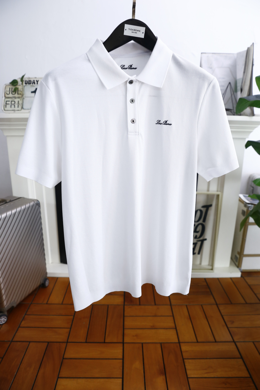 NO:517899,LP. 25 summer men's lapel polo shirt stylish and exquisite three-button design!  Brand letter LOGO design on chest!  Anyone can easily control it with high-end, comfortable and breathable fabric!  Luxury classic brand element design, very high-end and must-have if you understand the goods!  The style and tailoring are slim styles, which are very exquisite, showing aura and highlighting the exquisiteness of business men. This is the unique feature, just right slim fit, and the upper body effect is very good!  Counter size M-3XL, shipped the next day!  loro piana alexander wang19860909LP. 25夏季男士翻领polo衫时尚精致三扣设计！胸前品牌字母LOGO设计！任何人都可以轻松驾驭 采用高档舒适透气面料！奢华经典品牌元素设计,非常显档次懂货的必须入！版型剪裁属于修身款 非常精致,显气场,又会凸显商务男士的精致,这就是独到之处,恰到好处的修身,上身效果非常赞！专柜尺码M-3XL,隔天出货！,,loro piana,alexander wang,Men's clothing