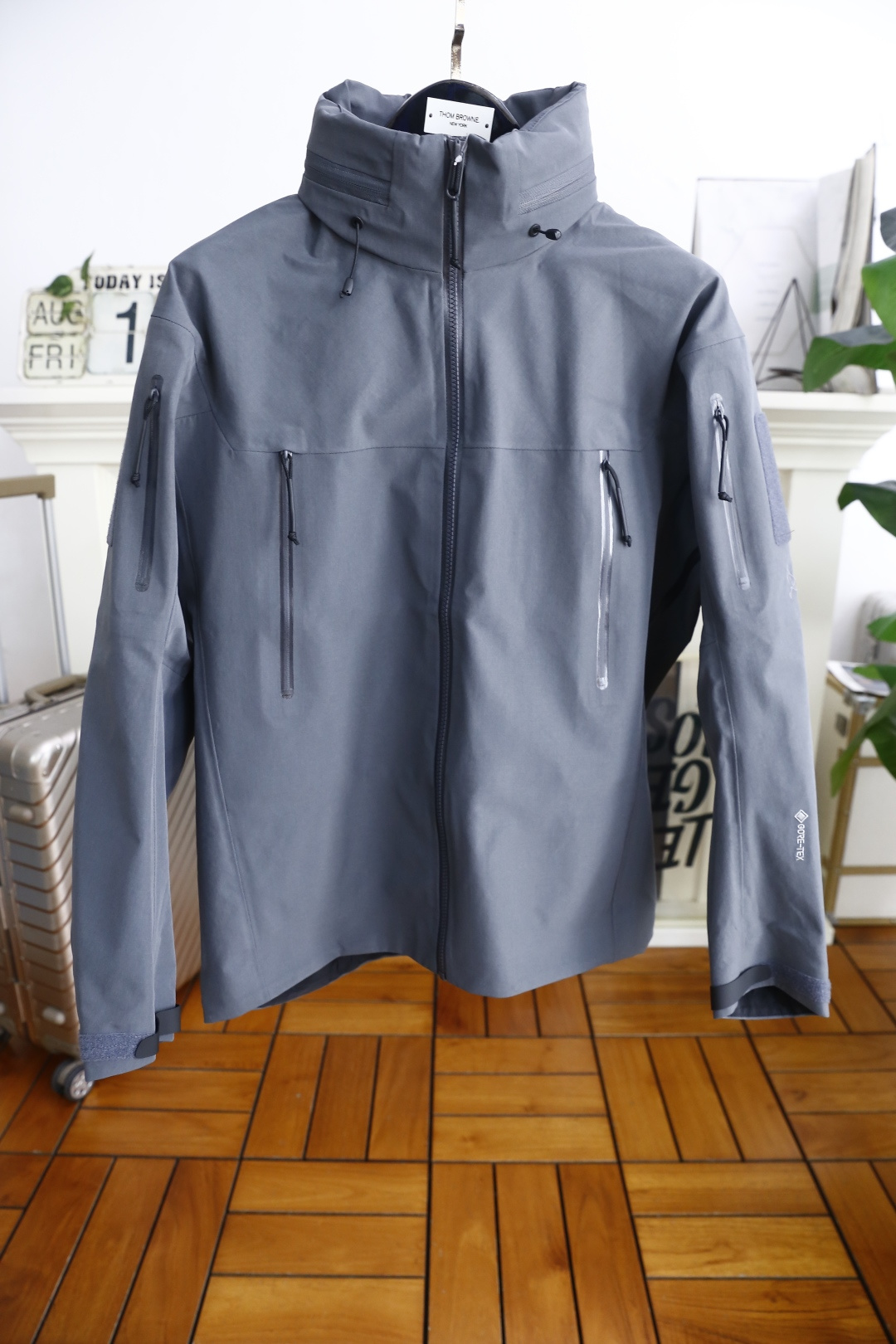 NO:517882,Archaeopteryx. 26 early autumn new fashion men and women same hooded jacket!  Comfortable and versatile, extremely popular item!  Complete three standards!  The original LOGO of the luxury classic brand is made of comfortable and breathable fabric, with a high-quality material, with very delicate texture, exquisite and exquisite detailing and exquisite auxiliary materials. All the accessories are provided by foreign merchants. It is a single item with extremely high shaping. The shape on the street is absolutely eye-catching, and it is an excellent equipment that can be selected from thousands of people!  Counter size S-2XL, shipped the next day!  ,arc'teryx,hats,alexander wang19860909始祖鸟/archaeopteryx. 26早秋新品时尚男女同款连帽冲锋衣！舒适百搭,人气极高的一款单品！三标齐全！奢华经典品牌原版LOGO搭配采用舒适透气面料高克重材质,质感非常细腻,细节工艺精湛考究,辅料皆为外商客供,塑造性极高的一款单品,出街造型绝对招眼吸睛,万里挑一的绝佳装备！专柜尺码S-2XL,隔天出货！,arc'teryx,hats,alexander wang,Men's clothing