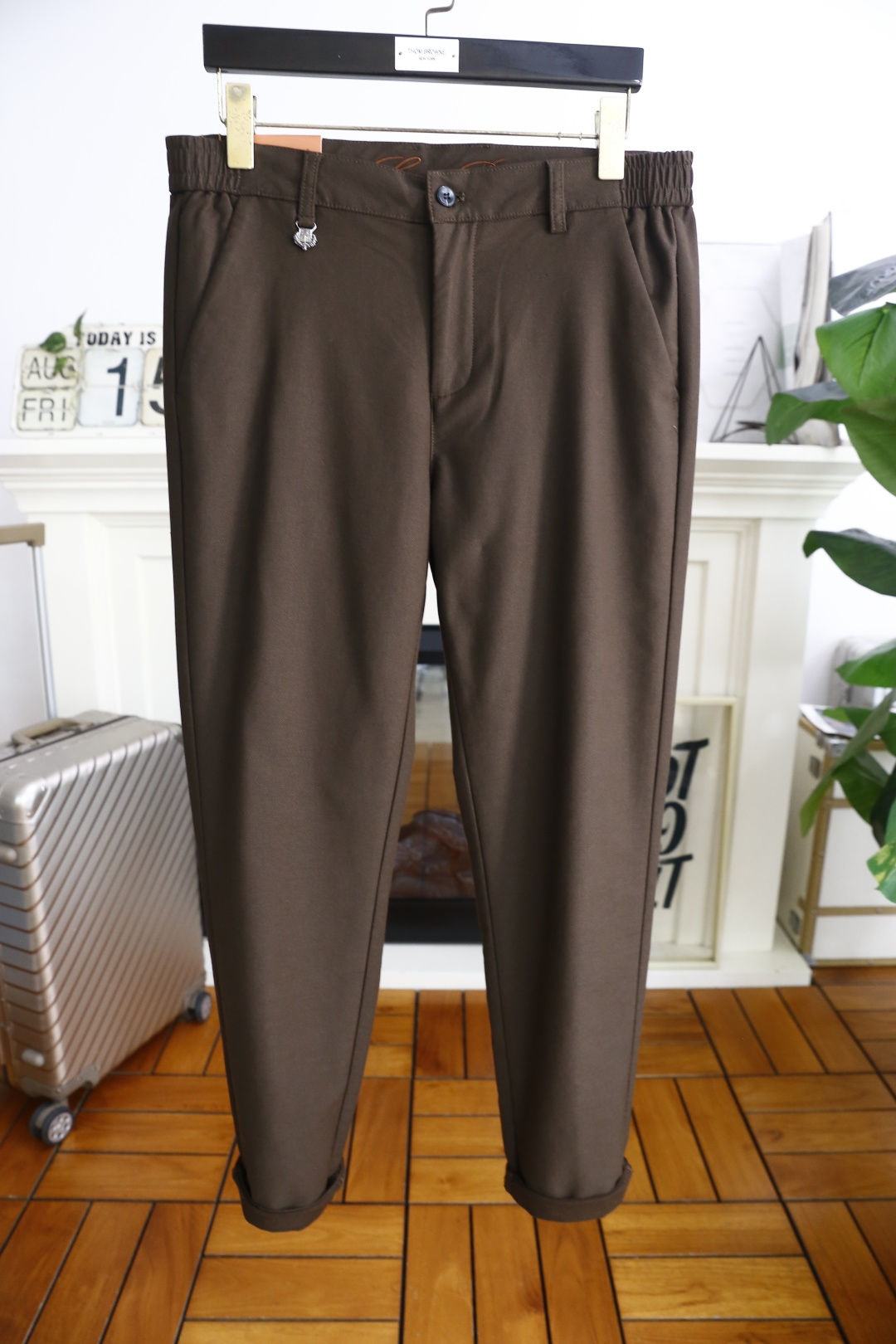 NO:517892,LP. 26 early autumn new fashion men's casual trousers!  It is made of comfortable and breathable fabric, luxurious and classic brand letter LOGO design, and the upper body is casual and comfortable!  No sense of restraint!  The same product for overseas European counters, the upper body is fashionable and sporty, very low-key and luxurious!  The stitching of the turner is delicate and strong!  Perfect three-dimensional tailoring, highly recommend buying the product!  Counter size: 29-40, shipped the next day!  loro piana alexander wang19860909LP. 26早秋新品时尚男士休闲西裤！采用舒适透气面料,奢华经典品牌字母LOGO设计 上身随意舒服！无束缚感！海外欧洲专柜同品,上身时尚运动显时尚,很低调且不失奢华品味！车工缝线细致而强悍！完美立体剪裁,强烈推荐购入货色！专柜尺码:29-40,隔天出货！,,loro piana,alexander wang,Men's clothing