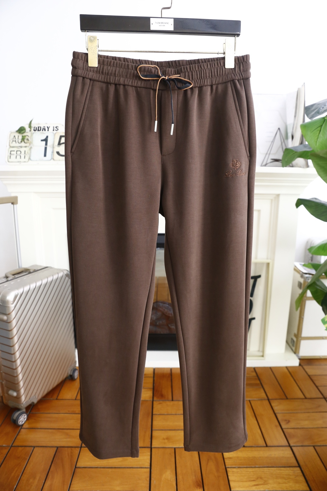 NO:517895,LP. 25 early autumn new model is released!  LP fashion men's versatile casual trousers!  Luxury brand classic embroidery exquisite LOGO design!  Comfortable and breathable fabric for summer!  Fashionable and versatile style, very good on the upper body!  The two-sided wipe bags are paired with elastic waist and excellent comfort. The trendy men's must-have items for traveling!  Two colors!  Size 29-40, shipped the next day!  loro piana alexander wang19860909LP. 25早秋新款发布！LP时尚男士百搭休闲长裤！奢华品牌经典绣花精致LOGO设计！采用夏季舒适透气面料！时尚潮流百搭款,上身非常赞！两侧擦袋搭配松紧腰舒适感极佳潮男出行必备单品！两个颜色！尺码29-40,隔天出货！,,loro piana,alexander wang,Men's clothing