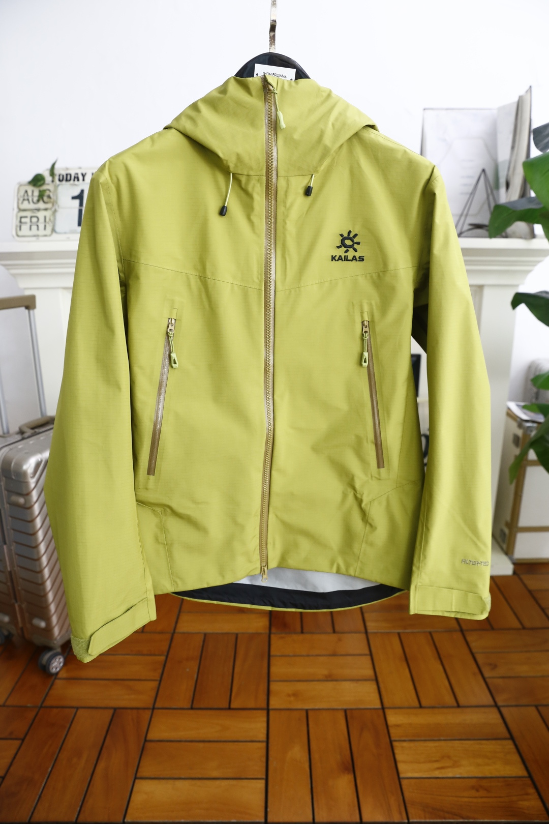 NO:517889,Kaileshi/KAILAS. The new style of fashionable men's hooded waterproof and windproof jackets in early autumn 2026 has been continuing. Trendy luxury items series. Imported top outdoor waterproof and windproof fabrics. The classic letters of luxury brands are designed with basic colors. The classic style of European brands is perfectly displayed. The fashion style of European brands is adhered to quality!  Pay attention to every detail and be taller!  Quality goods, recommended to buy!  Complete three standards!  Counter code S-2XL, shipped the next day!  ,,jackets & coats,hats,alexander wang19860909凯乐石/KAILAS. 2026早秋新款时尚男士连帽防水防风冲锋衣外套一直在延续的款式 潮流奢华单品系列 进口顶级户外防水防风面料 奢华品牌经典字母LOGO设计颜色够基础 搭经够经典 完美展现欧洲大牌时尚风 坚持品质！注意每个细节,上身高大上！ 品质货,推荐购入！三标齐全！专柜码数S-2XL,隔天出货！,,jackets & coats,hats,alexander wang,Men's clothing