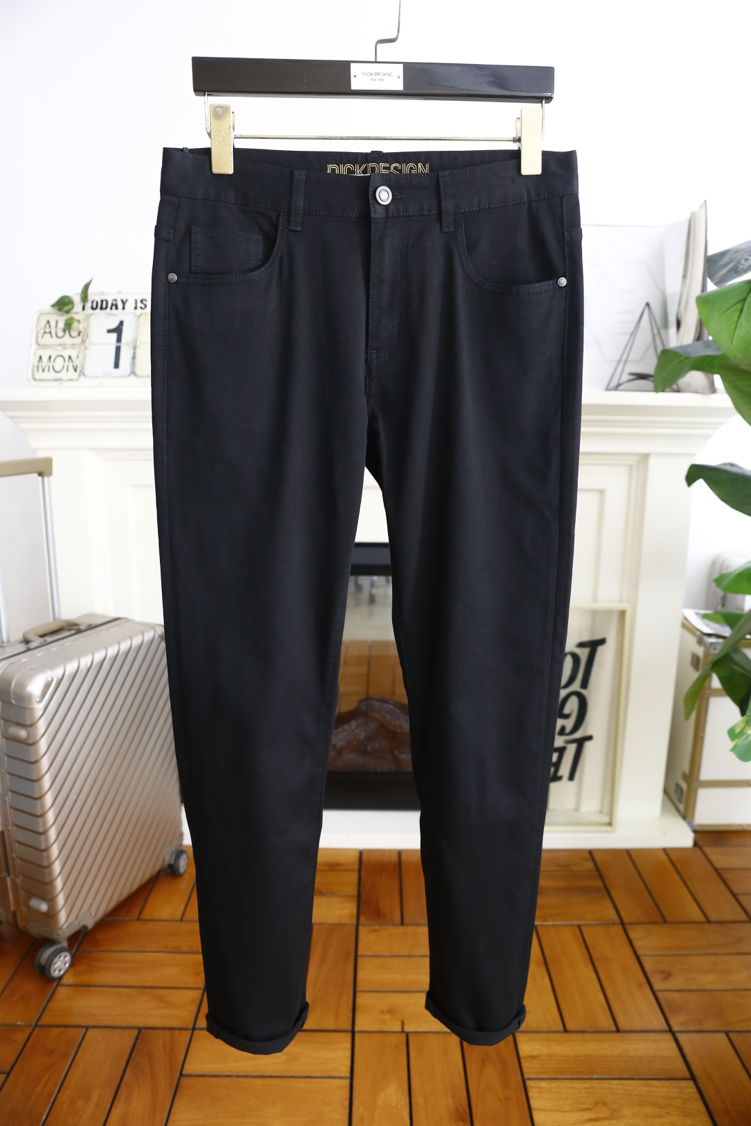 NO:517898,Balenciaga. 26 early autumn new fashion men's versatile jeans are made of high-end washing denim fabric!  Luxury classic brand customized LOGO matching!  The upper body is versatile and comfortable. There is no confusion or trouble of color conflict. Such a rich high-end jeans are absolutely fashionable, casual and versatile!  A must-have for trendy men!  Counter sizes 29-36, there are 35!  Shipping the next day!  ,balenciaga,jeans,alexander wang19860909巴黎世家. 26早秋新品时尚男士百搭牛仔长裤采用高档洗水牛仔面料！奢华经典品牌定制LOGO搭配！上身百搭舒适 没有颜色冲突的困惑或困扰,这么一款丰富内练高端牛仔裤,绝对时尚休闲百搭款！潮男必备！专柜尺码29-36,有35！隔天出货！,,balenciaga,jeans,alexander wang,Men's clothing