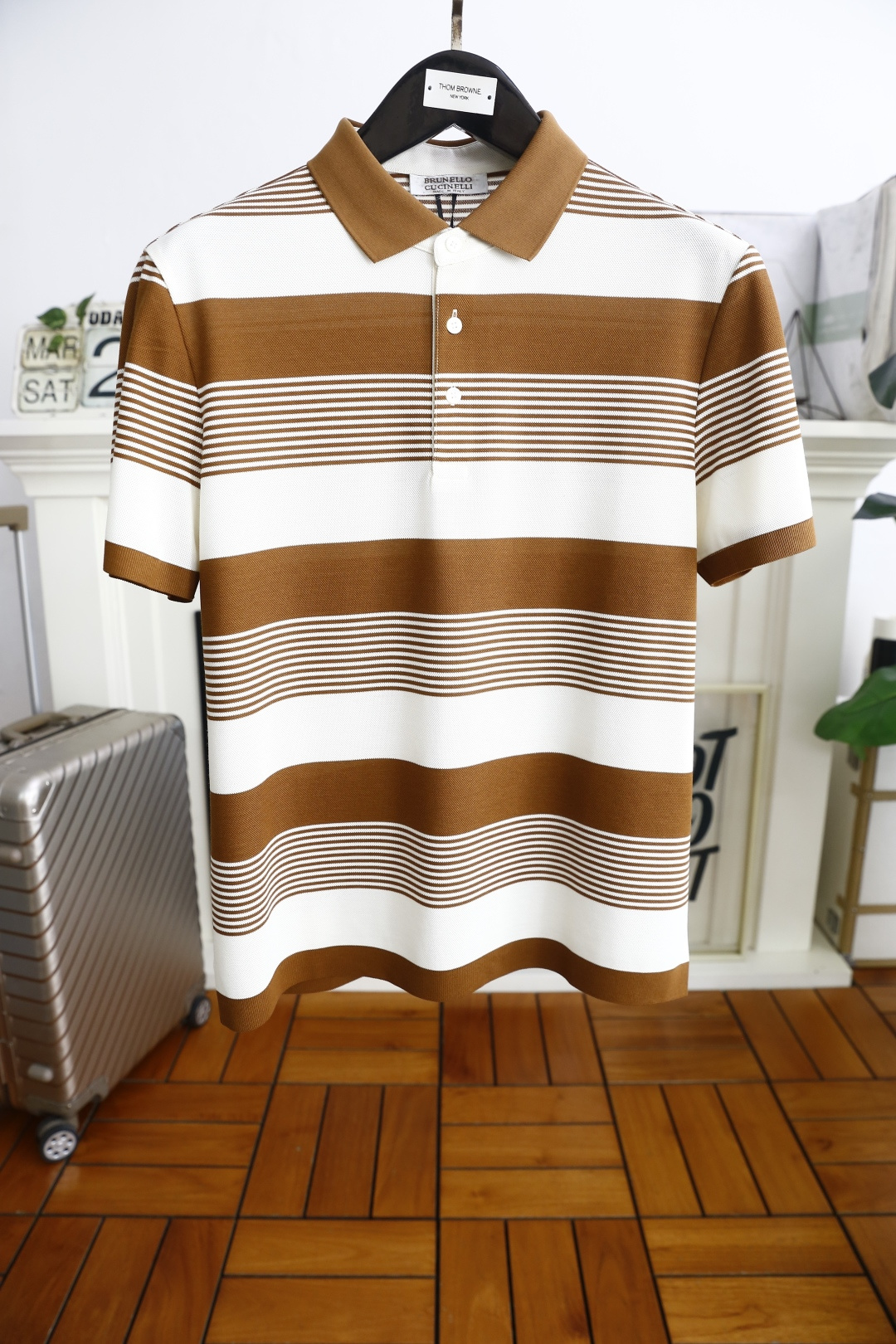 NO:517894,Brunello Cucinelli. 2025 summer classic fashion lapel polo short-sleeved fashion item design, more fashionable and comfortable, high-standard customization, very stylish upper body, luxurious classic brand elements LOGO pattern Customer-supplied auxiliary materials, customer-supplied imported high-end comfortable breathable fabric with very delicate texture, exquisite details and exquisite craftsmanship, all accessories are supplied by foreign customers, a very high shaping item, can be matched with any fashion, super good style, a must-have item for trendy men, counter size: M-4XL, shipped the next day!  brunello cucinelli,T-shirt,alexander wang19860909Brunello Cucinelli. 2025夏季经典时尚翻领polo短袖时尚单品设计,更加时尚舒适,高标准定制,上身非常有型,奢华经典品牌元素LOGO图案 客供辅料,客供进口高档舒适透气面料质感非常细腻,细节工艺精湛考究,辅料皆为外商客供,塑造性极高的一款单品,任何时装都可以搭配,版型超级好 潮男必备单品 专柜尺码:M-4XL,隔天出货！,,brunello cucinelli,T-shirt,alexander wang,Men's clothing