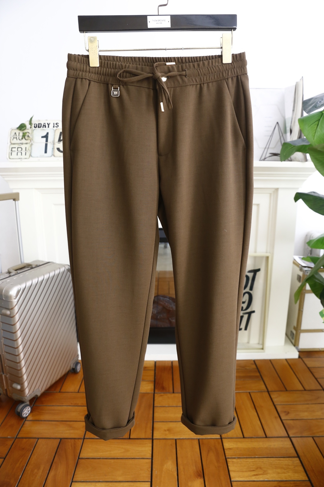 NO:515741,TF. 26 early autumn fashion new men's casual pants!  It uses imported comfortable and breathable fabrics, luxurious brand classic letter pattern design, and the upper body is casual and comfortable!  Elastic waist and close the casual combination without restraint!  The same product for overseas European counters, the upper body is fashionable and sporty, very low-key and luxurious!  The stitching of the turner is delicate and strong!  Perfect three-dimensional tailoring, highly recommend buying the product!  Counter size 29-40, shipped the next day!  ,,tom ford,alexander wang19860909TF. 26早秋时尚新品男士休闲裤！采用进口舒适透气面料,奢华品牌经典字母图案设计 上身随意舒服！松紧腰收口休闲搭配无束缚感！海外欧洲专柜同品,上身时尚运动显时尚,很低调且不失奢华品味！车工缝线细致而强悍！完美立体剪裁,强烈推荐购入货色！专柜尺码29-40,隔天出货！,,tom ford,alexander wang,Men's clothing