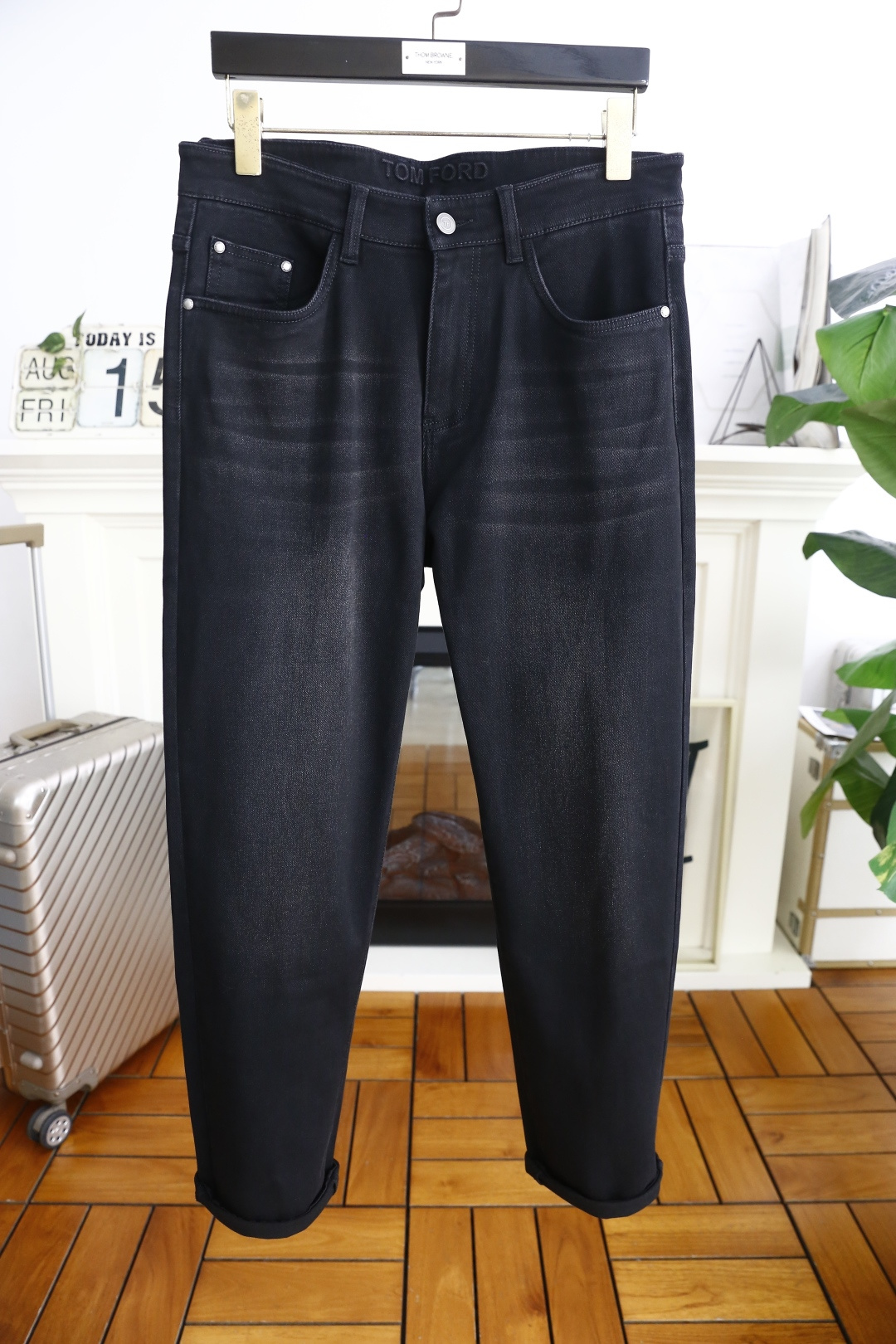 NO:515751,TF. 26 early autumn new fashion men's dark versatile jeans are made of customer-supplied water-washed stretch jeans!  The luxury classic brand letter logo highlights the brand characteristics, and fashion trends have therefore become one of the biggest selling points and are extremely cost-effective. There is no confusion or trouble of color conflict. Such a rich high-end jeans are absolutely fashionable, casual and versatile!  A must-have for trendy men!  Counter size 29-40, shipped the next day!  ,tom ford,jeans,alexander wang19860909TF. 26早秋新品时尚男士深色百搭牛仔裤采用客供水洗弹力牛仔裤！奢华经典品牌字母Logo标志彰显品牌特征,时尚潮流因此已成为最大卖点之一而性价比又极高,没有颜色冲突的困惑或困扰,这么一款丰富内练高端牛仔裤,绝对时尚休闲百搭款！潮男必备！专柜尺码29-40,隔天出货！,,tom ford,jeans,alexander wang,Men's clothing