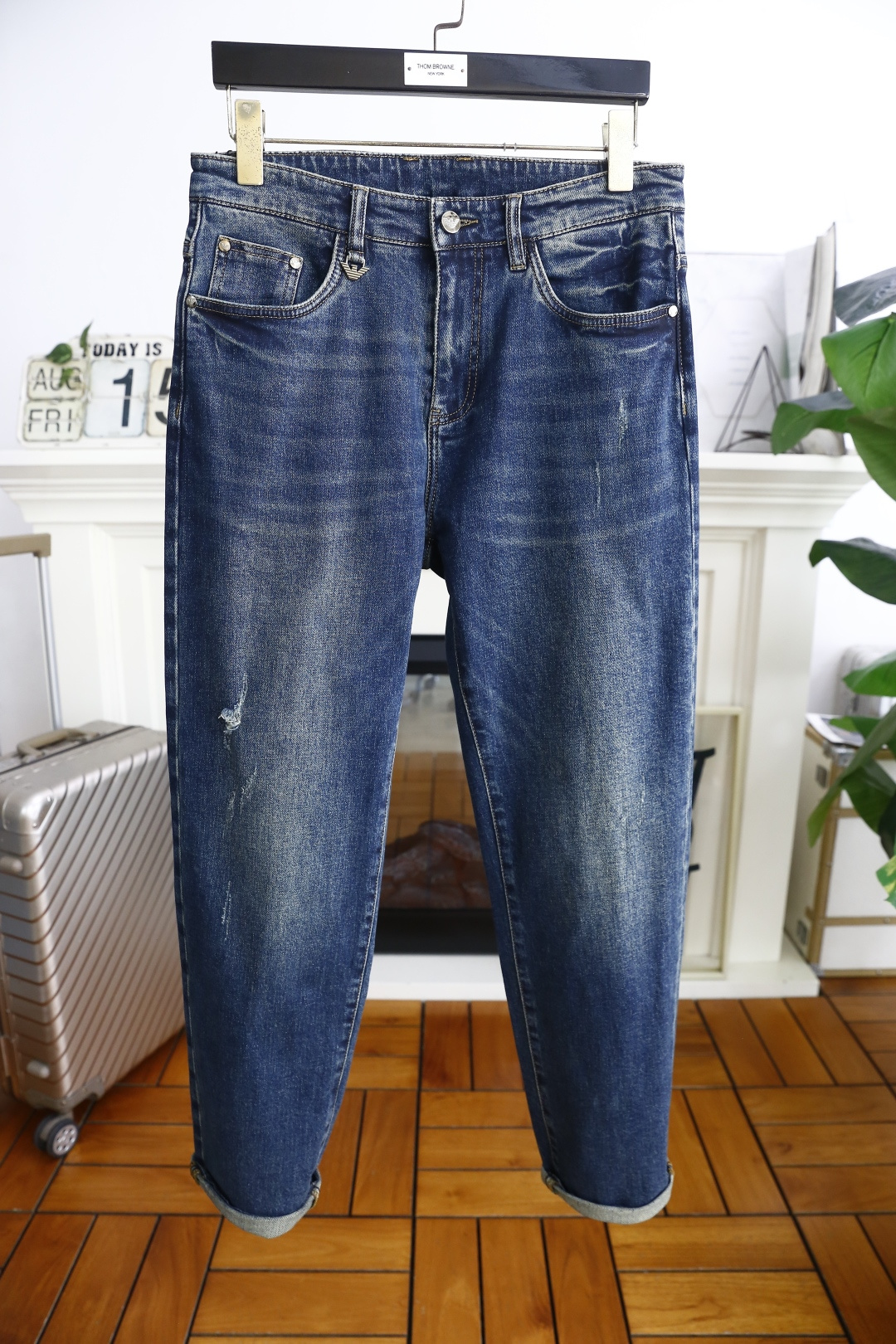 NO:515753,Armani/AJ. 26 early autumn new fashion men's jeans are made of customer-supplied water-washed stretch jeans!  The luxury classic letter logo highlights the brand's characteristics, and fashion trends have therefore become one of the biggest selling points and are extremely cost-effective. There is no confusion or trouble of color conflict. Such a rich high-end jeans are absolutely fashionable, casual and versatile!  A must-have for trendy men!  Counter size 29-40, shipped the next day!  ,armani,jeans,alexander wang19860909阿玛尼/AJ. 26早秋新品时尚男士牛仔裤采用客供水洗弹力牛仔裤！奢华经典字母Logo标志彰显品牌特征,时尚潮流因此已成为最大卖点之一而性价比又极高,没有颜色冲突的困惑或困扰,这么一款丰富内练高端牛仔裤,绝对时尚休闲百搭款！潮男必备！专柜尺码29-40,隔天出货！,,armani,jeans,alexander wang,Men's clothing